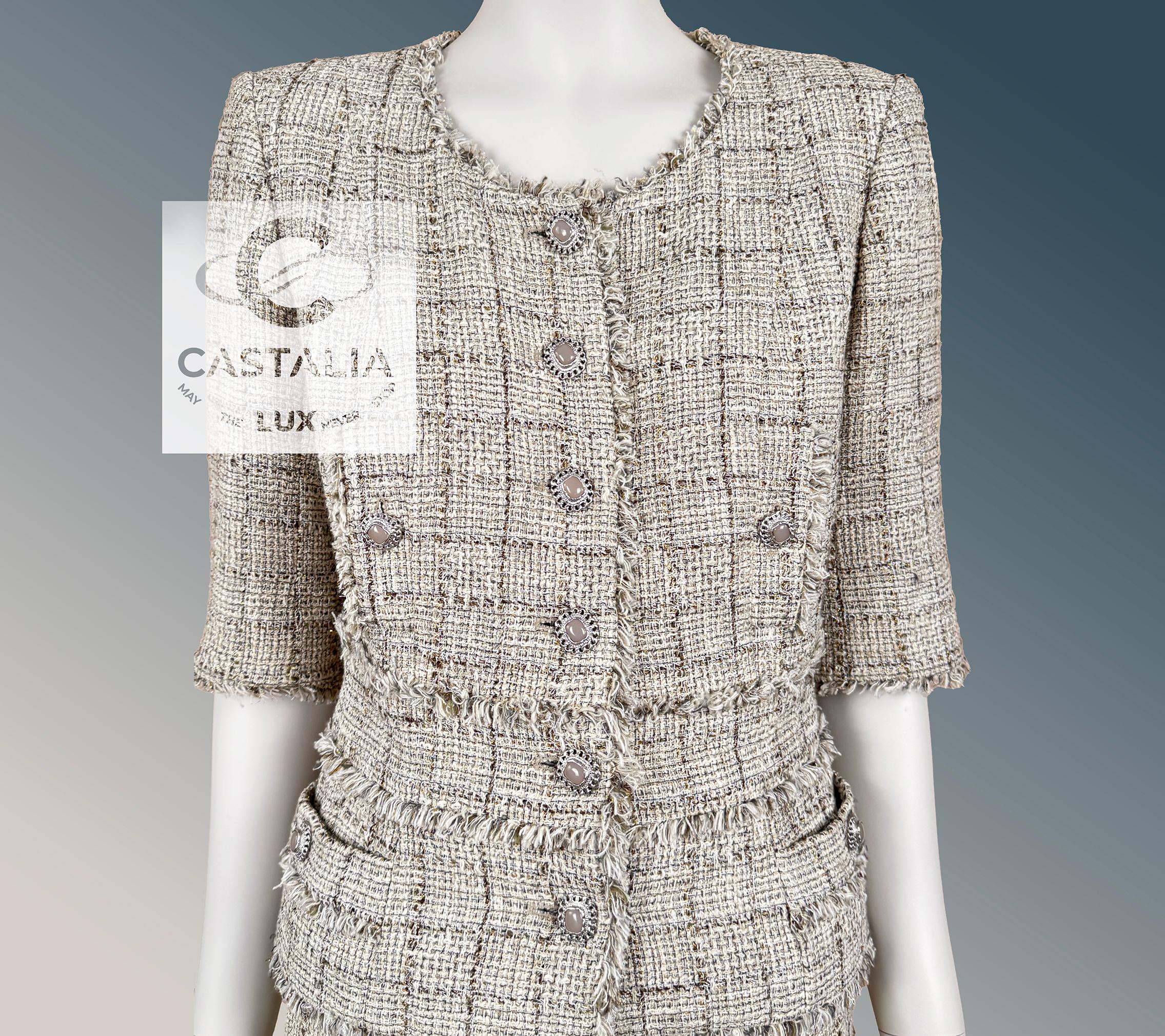 Conjunto Chanel Iconic Beige Tweed con Botones CC Gripoix 38 FR en venta 8