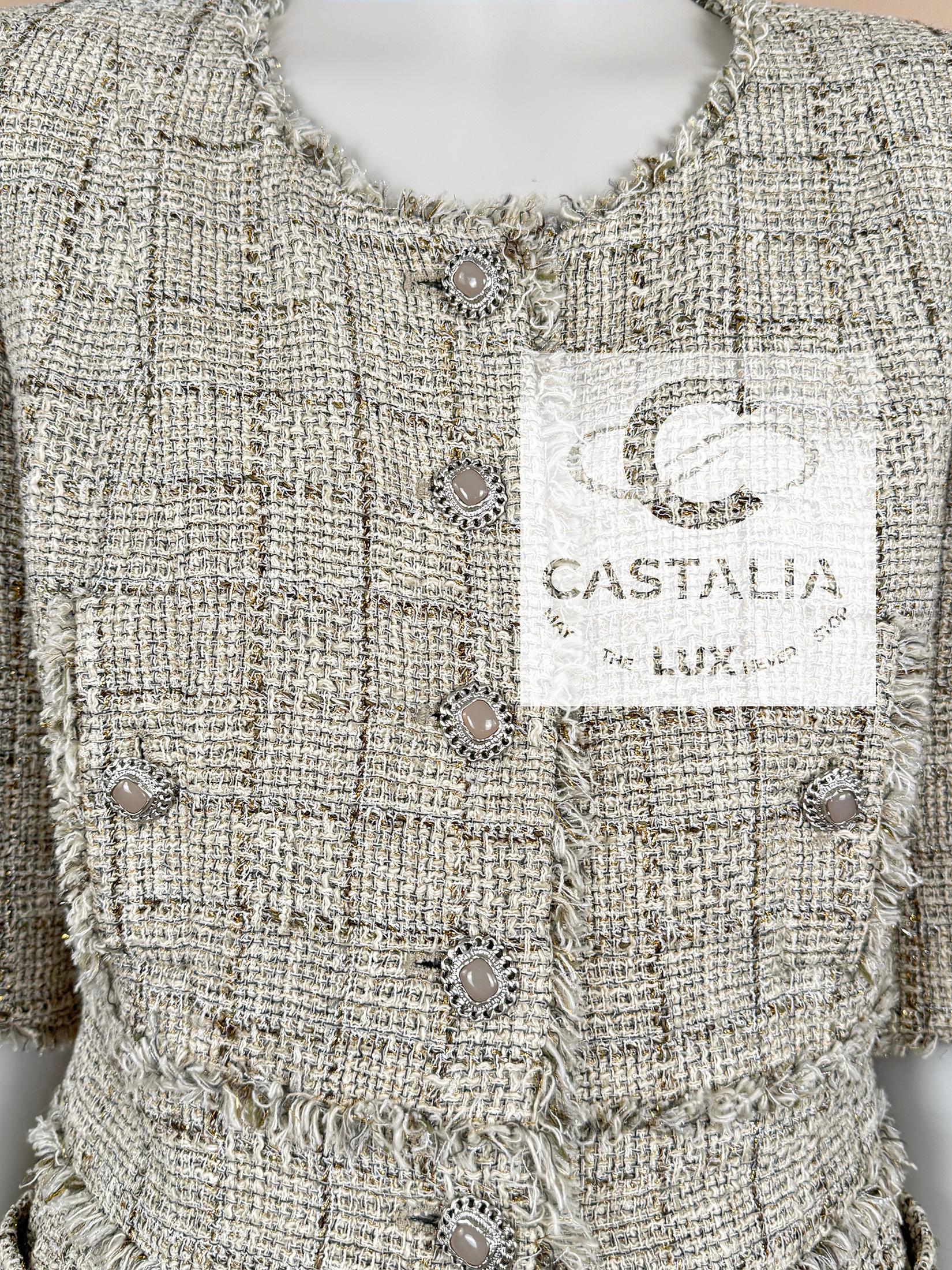Conjunto Chanel Iconic Beige Tweed con Botones CC Gripoix 38 FR en venta 13