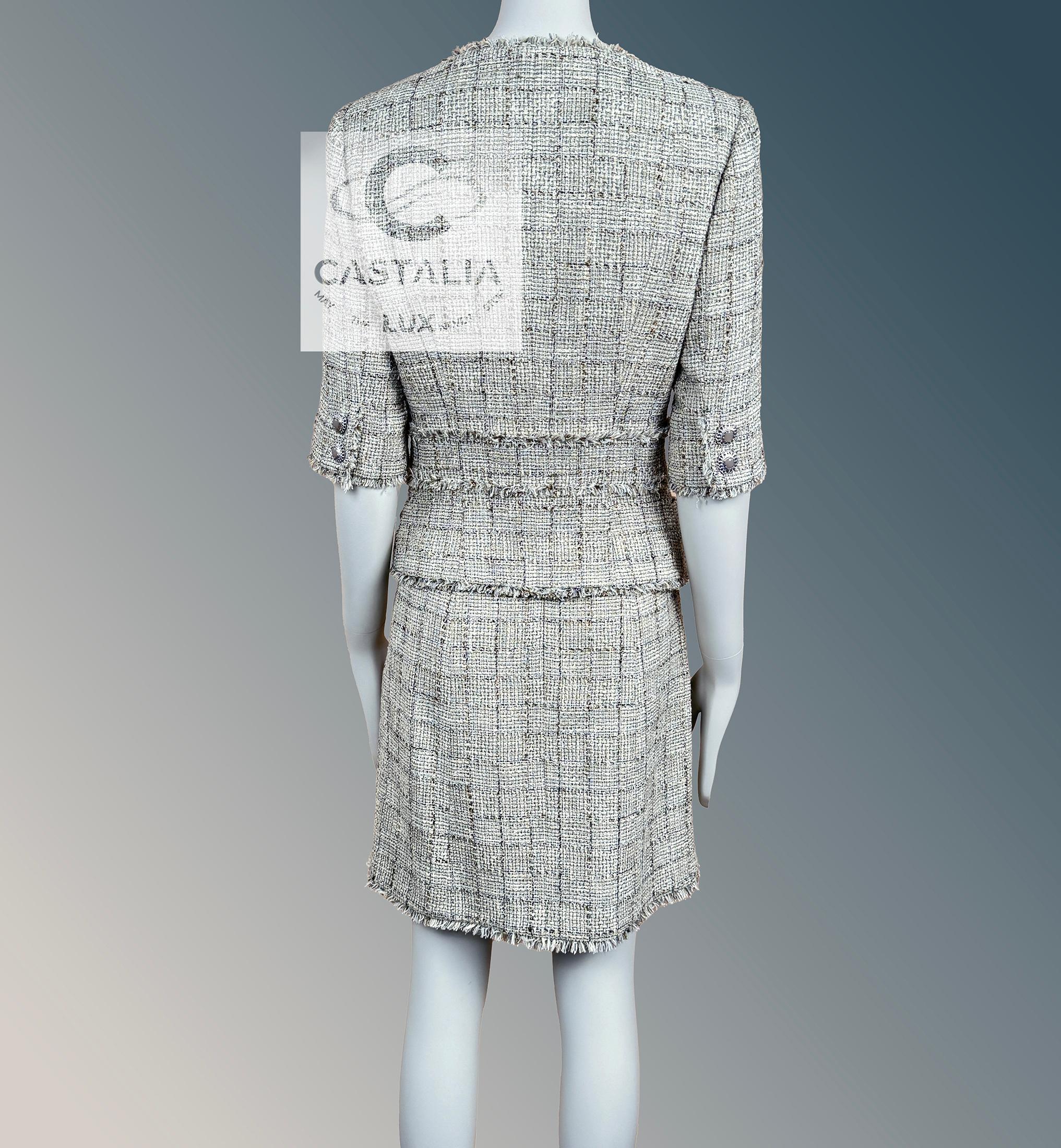 Conjunto Chanel Iconic Beige Tweed con Botones CC Gripoix 38 FR en venta 14
