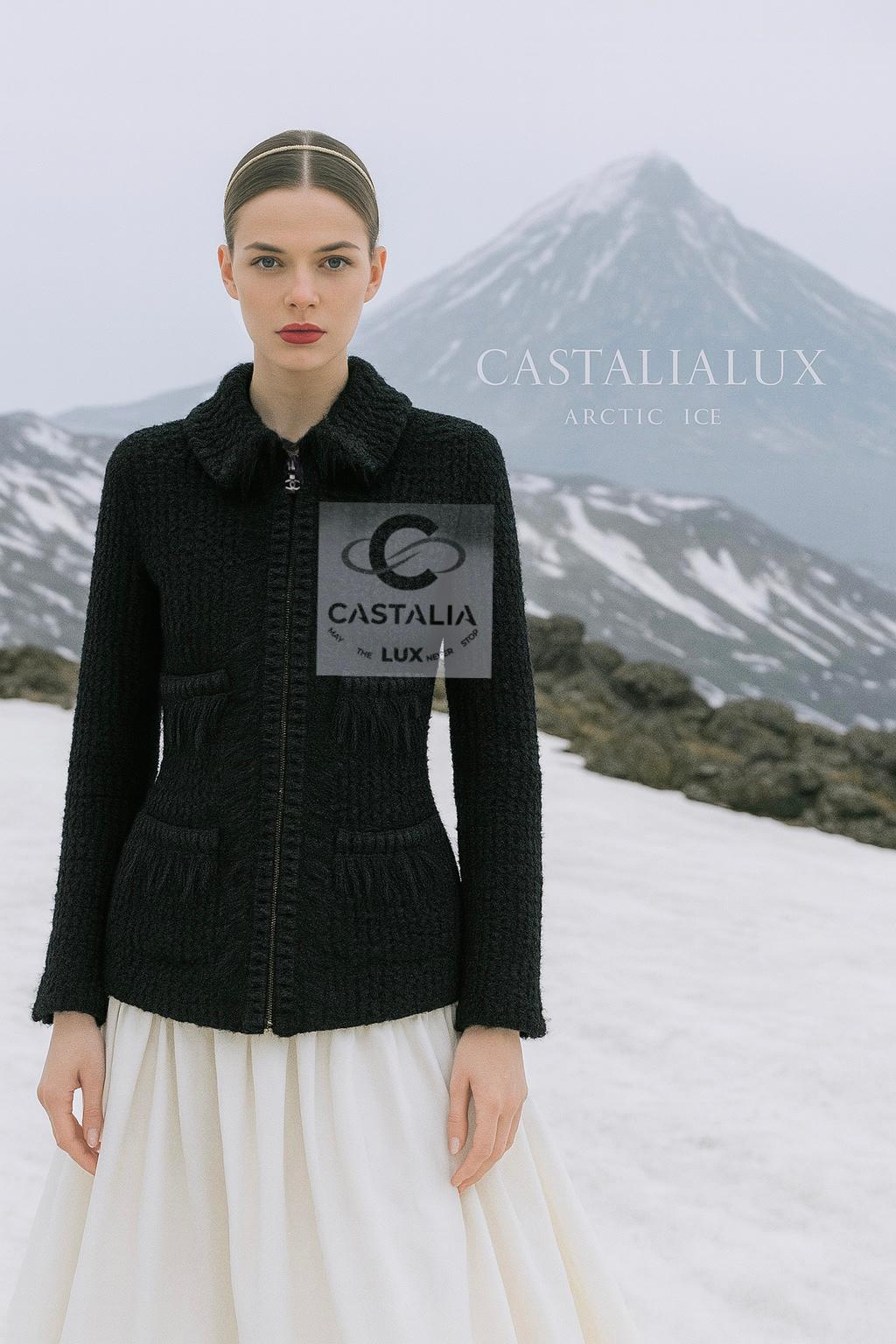 Chanel Nuova Giacca Arctic Reverie in tweed nero 38 FR in vendita 1