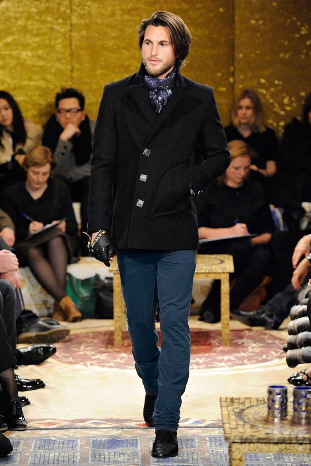 CHANEL Giacca Caban in lana nera con bottoni CC Gripoixu2028
~ Dalla passerella Métiers d'Art di Parigi/BYZANCE 2011 di Karl Lagerfeld

~ Un capo nato dall'ombra della grandezza di Bisanzio - questa rara giacca Chanel in stile caban della passerella