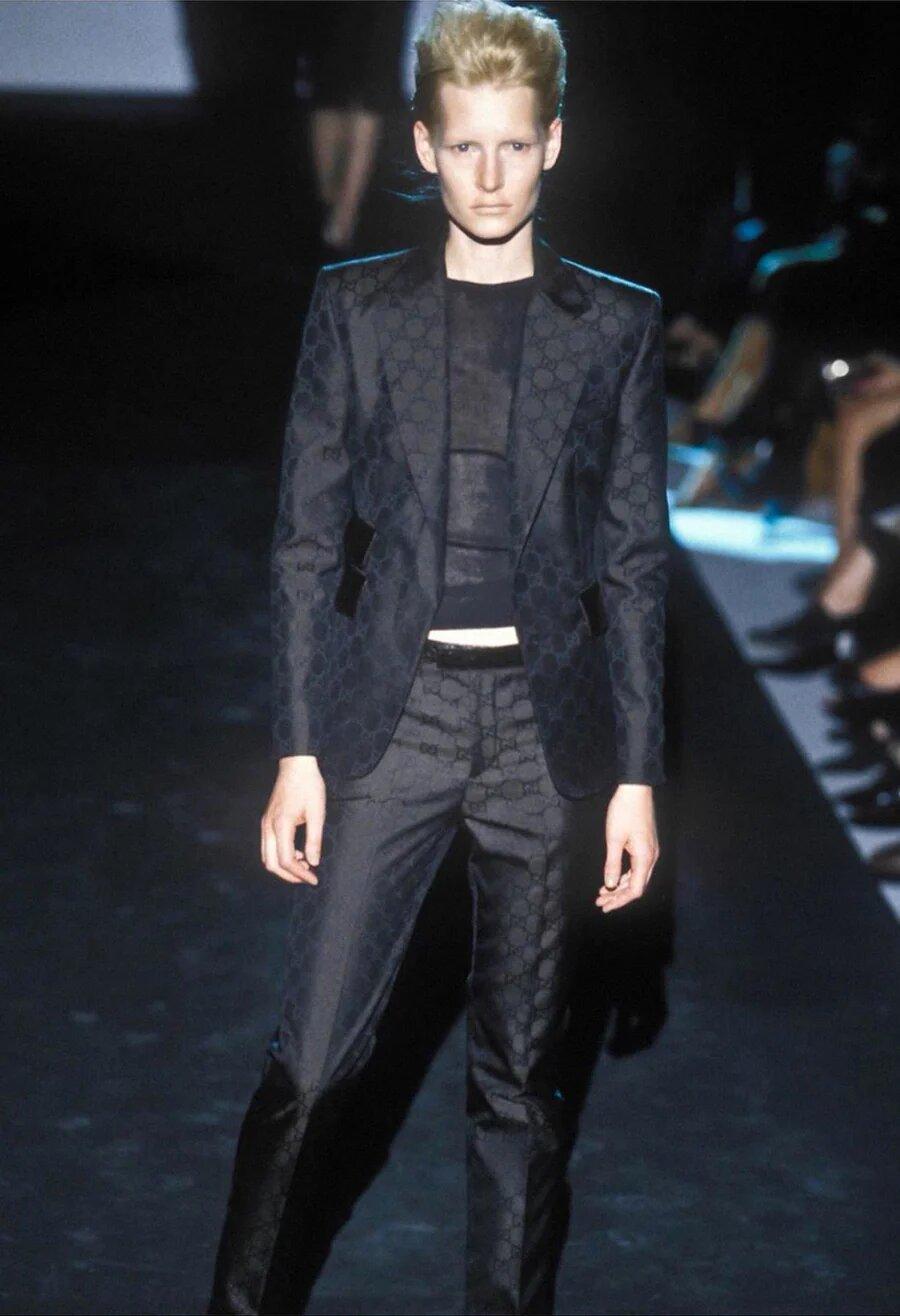 1998 Monogramme Gucci Tom Ford 1998 Pantalon avec motif GG Runway
Le logo GG est apparu dans les années 70 comme une évolution naturelle du motif en forme de diamant créé par Gucci dans les années 30, et est devenu depuis un symbole reconnu de