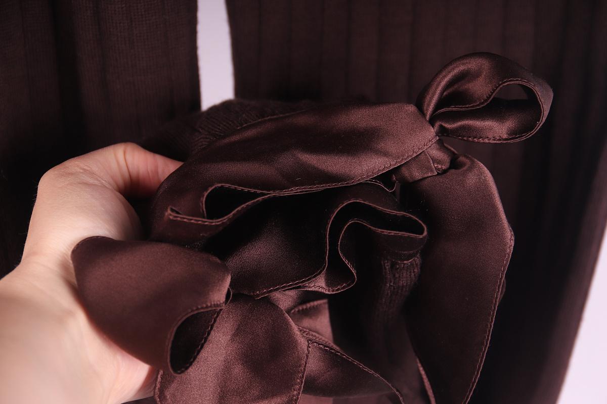 Christian Dior Galliano Abito in lana e seta
Circa 2005
manichino 84,5 cm x 62 cm x 91 cm manichino 33,35 in x 24,49 in x 35,79 in

taglia F 38

le condizioni sono molto buone, il fiocco sulla giacca è leggermente stratificato in fili, vedi foto 