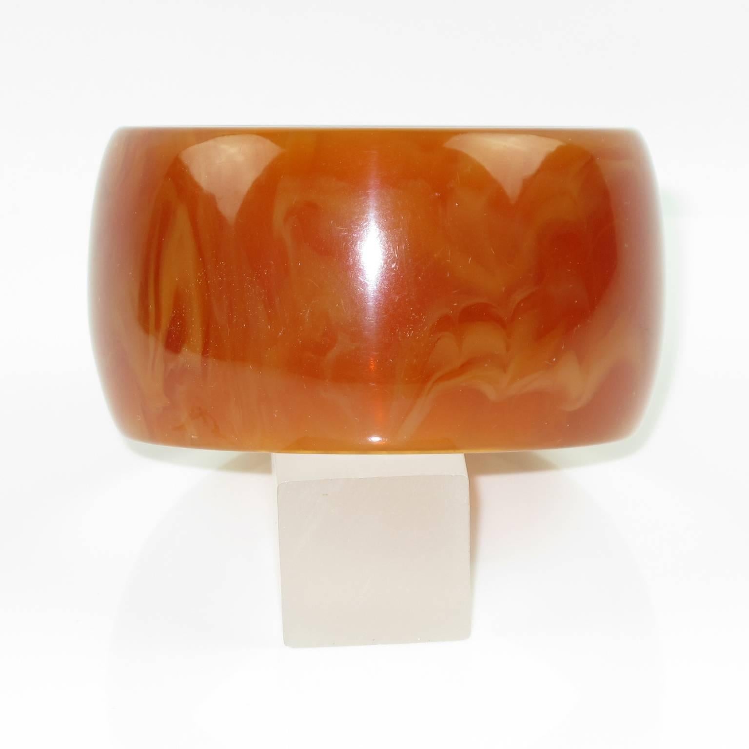 Bakelite Bracelet Bangle honey amber marble In Excellent Condition In Atlanta, GA