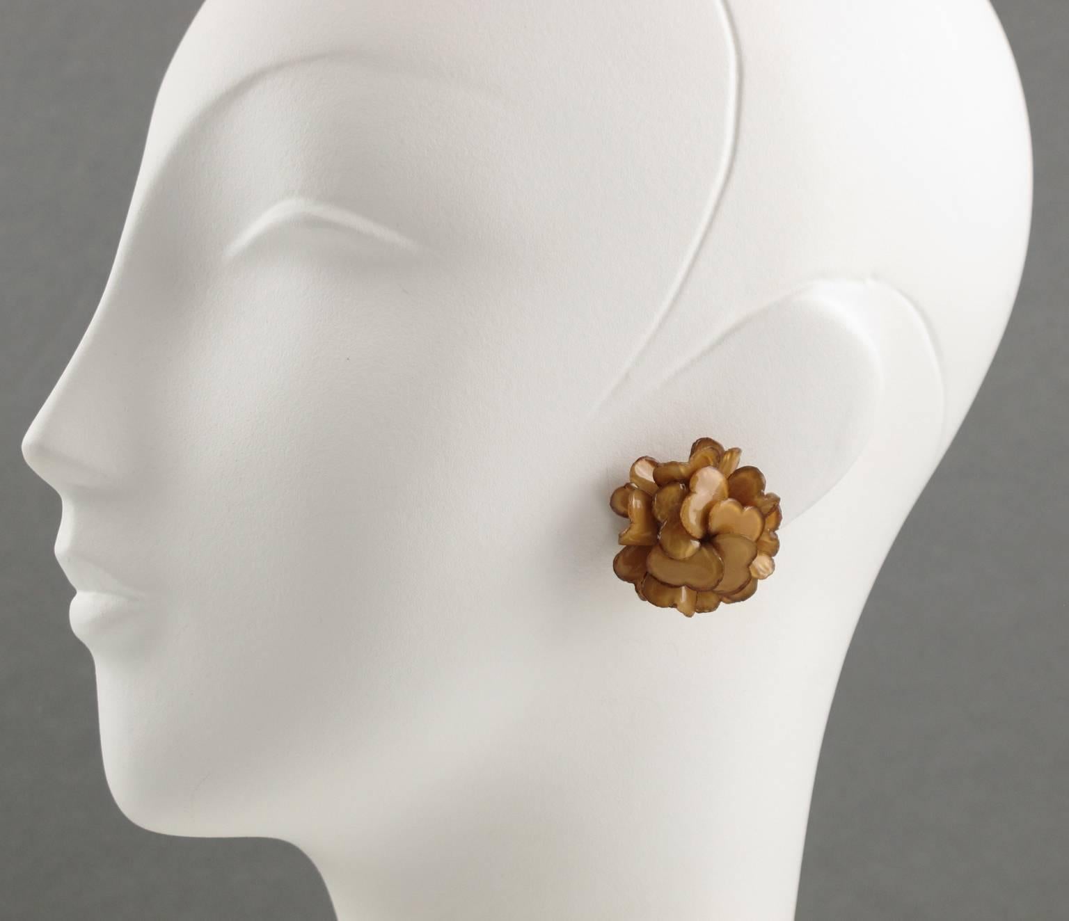 French Jewelry Designer FRANCOISE MONTAGUE Paris clip on Earrings. Fabulous dimensional shape, in resin or talosel, featuring rose flower in elegant nude tone and clip back. Excellent vintage condition. 

Measurements: 1.19 in. diameter (3 cm)