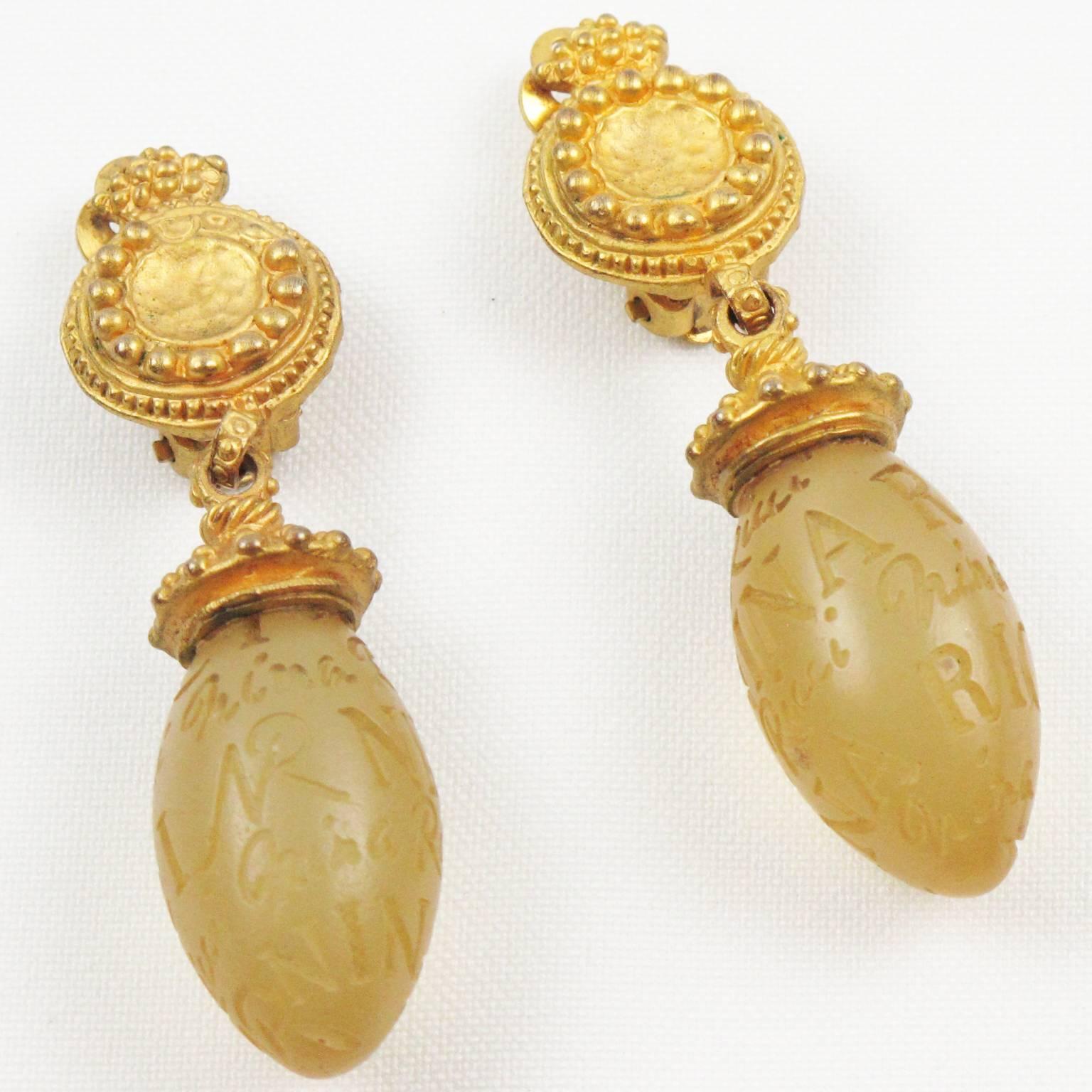 Vintage Nina Ricci Gilt Metal & Resin Tear Drop Dangling Clip On Earrings In Excellent Condition In Atlanta, GA