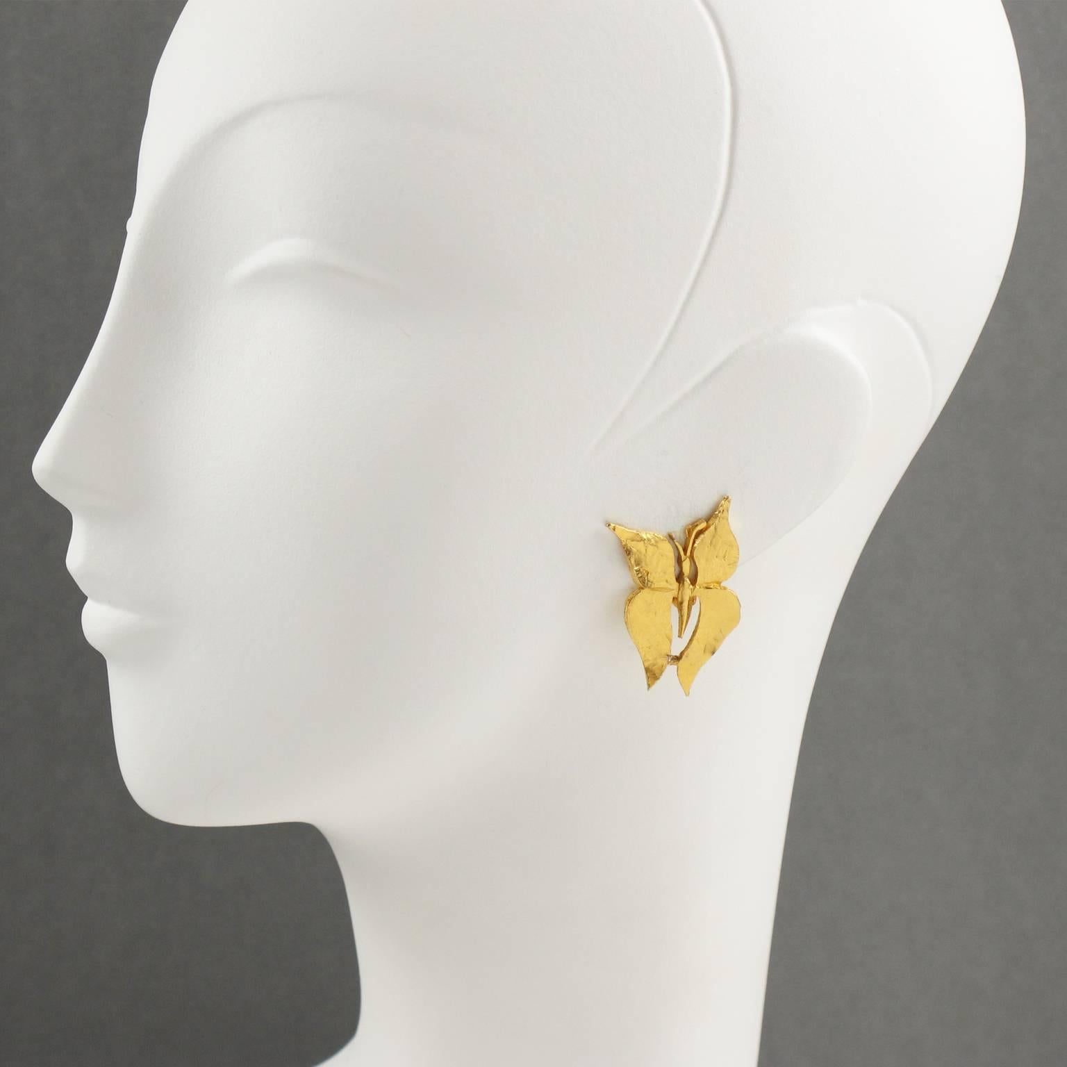 Elegant 1980s EDOUARD RAMBAUD Paris clip on Earrings. Lovely dimensional carved butterfly shape in gilt metal all textured with hand-made feel and brushed finish aspect. Signed at the back by this well-known French Designer. Excellent vintage
