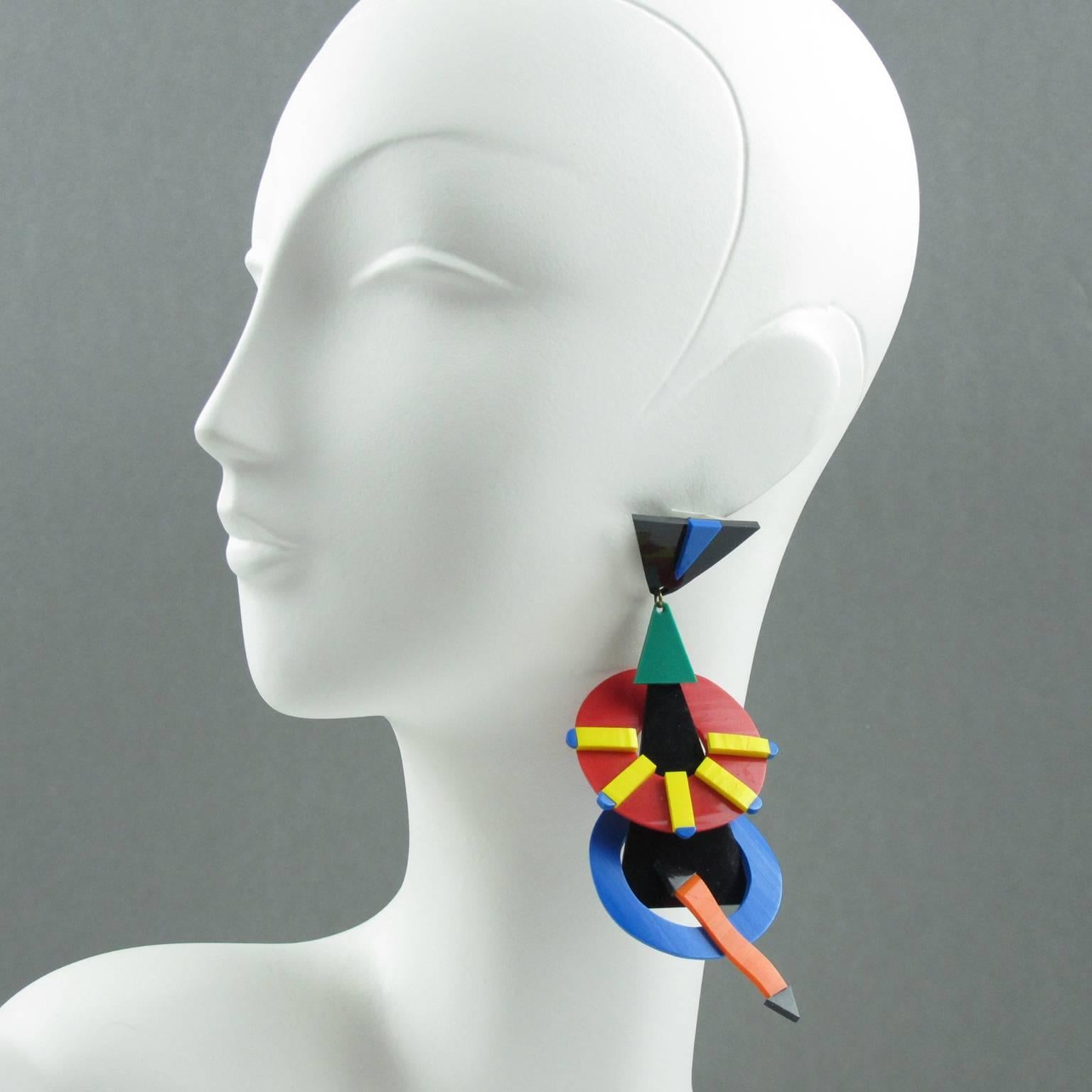 Rare vintage Italian designer Memphis Studio oversized earrings. For pierced ears, featuring colored rubber in geometric and asymmetric carved shape. Lovely chandelier shape with dangling design. Assorted colors of black, red, yellow, green, orange