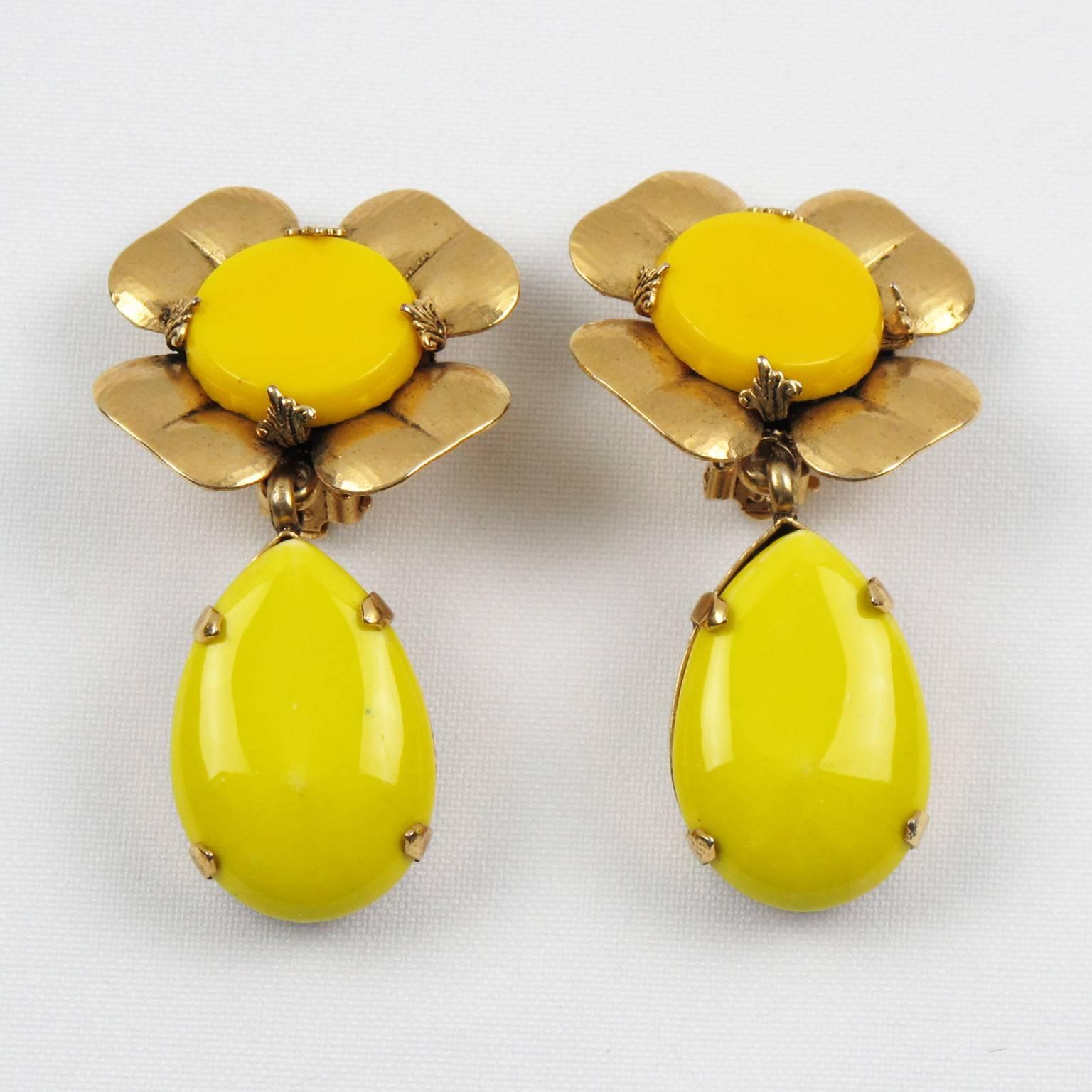 Zoe Coste Paris Daisy Flower Clip-on Earrings Yellow Glass & Ceramic Cabochon In Excellent Condition In Atlanta, GA