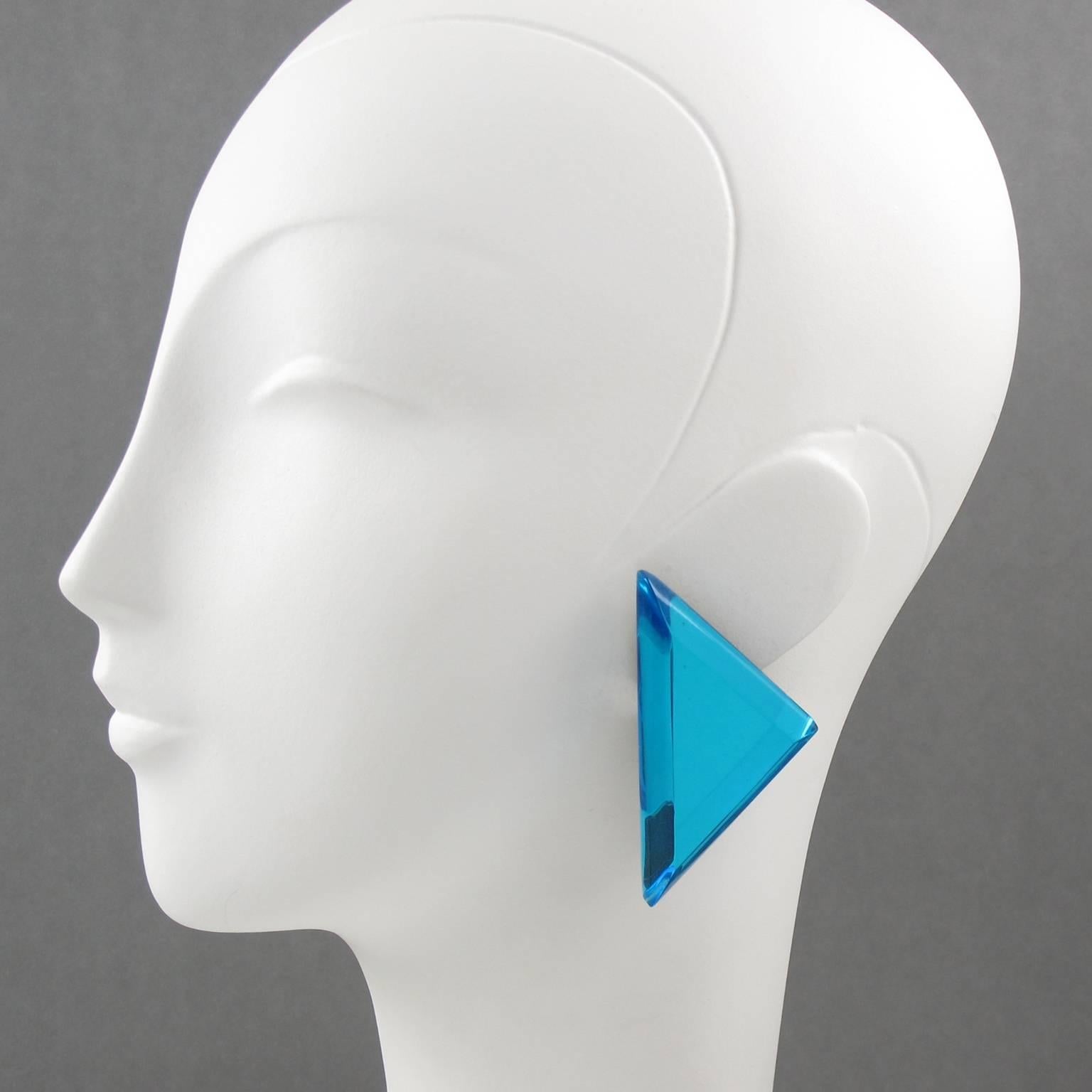 Beautiful oversized Lucite clip on earrings designed by Harriet Bauknight for Kaso. Huge geometric shape featuring dimensional layer with blue lagoon mirror texture pattern and large beveling. Kaso paper sticker missing but the gray background and