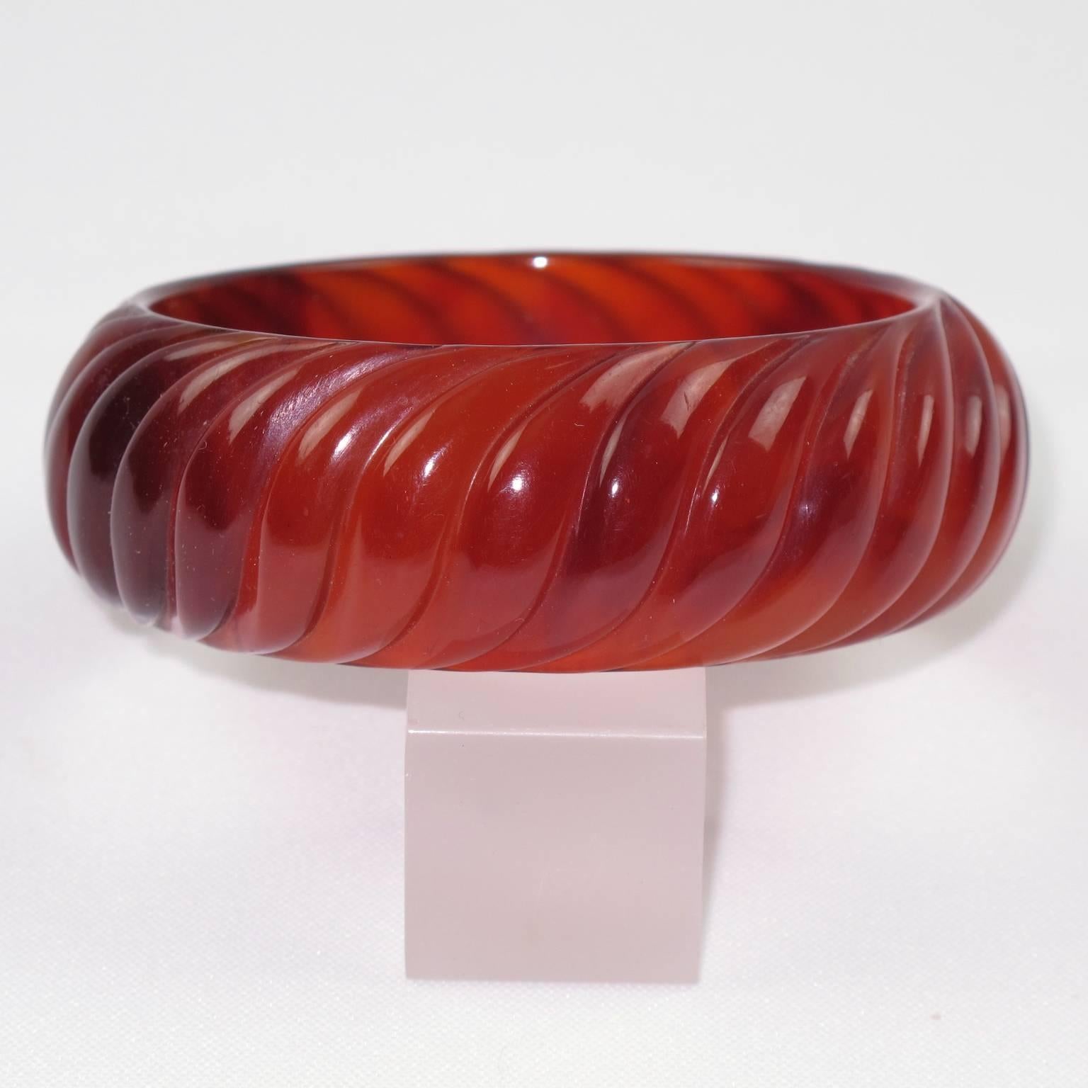 Bakelite Bracelet Bangle Vintage Deeply Carved Red Tea Amber Marble Color In Excellent Condition In Atlanta, GA
