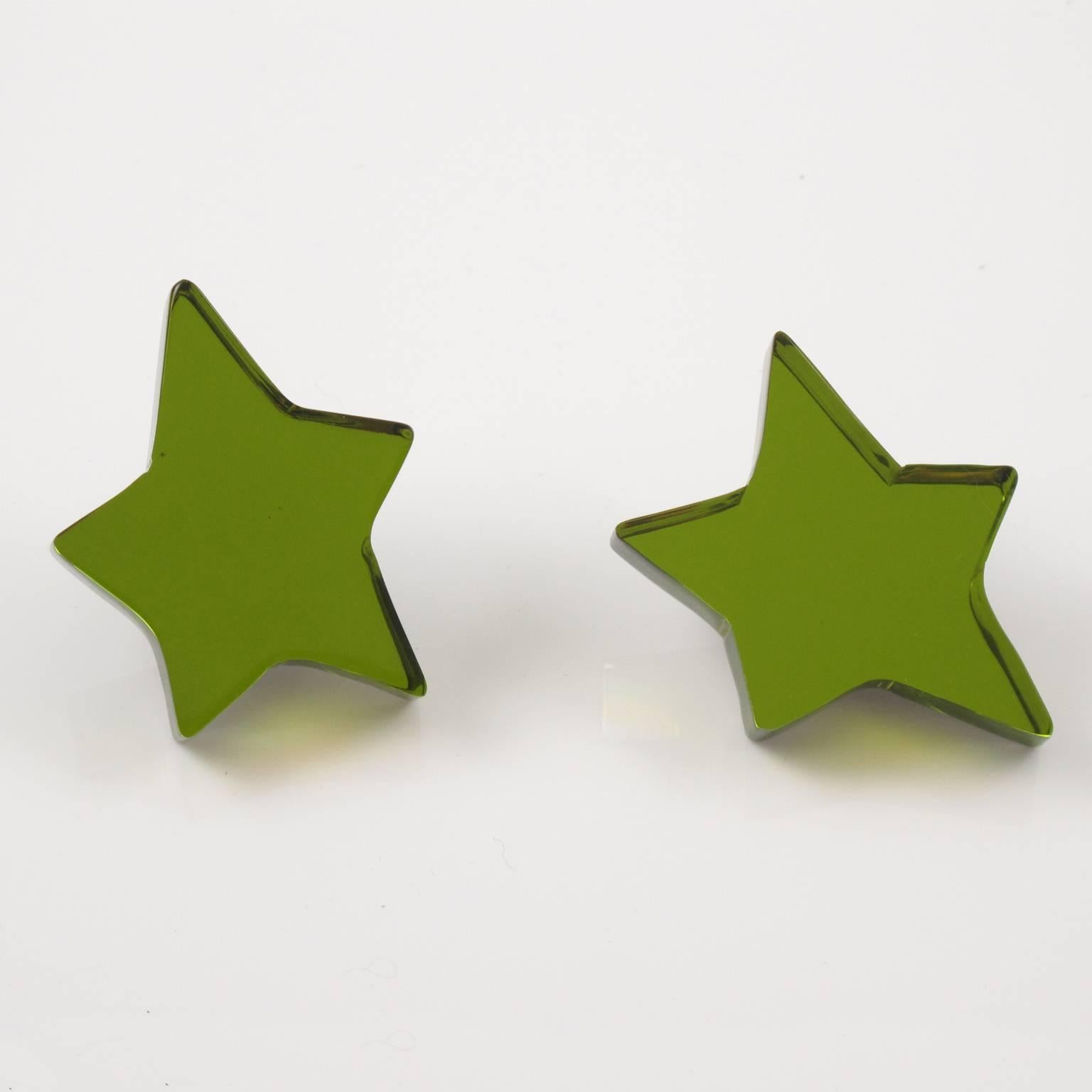 Harriet Bauknight for Kaso Oversized Olive Green Lucite Star Clip Earrings In Excellent Condition In Atlanta, GA