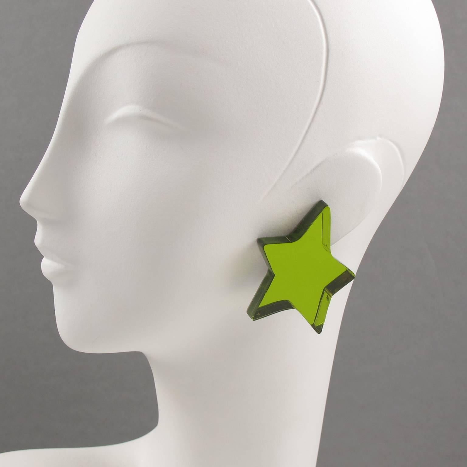 Stunning oversized Lucite clip on earrings designed by Harriet Bauknight for Kaso. Huge star shape featuring dimensional layer with olive green mirror texture pattern. Note the intense color is achieved with multilayers lamination process of clear,