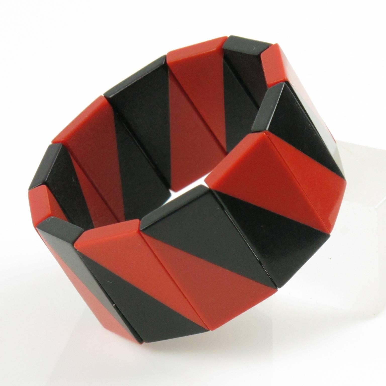Rare Art Deco Auguste Bonaz France Galalith* stretch bracelet bangle. Superb geometric shape with black and red colors. No visible marking but the design and quality are unmistakable Bonaz signature.
Measurements: Inside across : 2.19 in. (5.5 cm) -