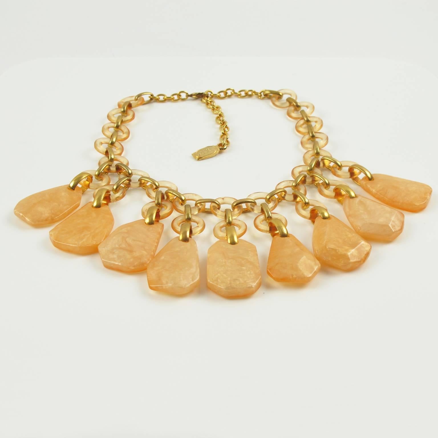 Dominique Denaive Paris Collier ras du cou en résine signé Breloques couleur abricot Excellent état à Atlanta, GA