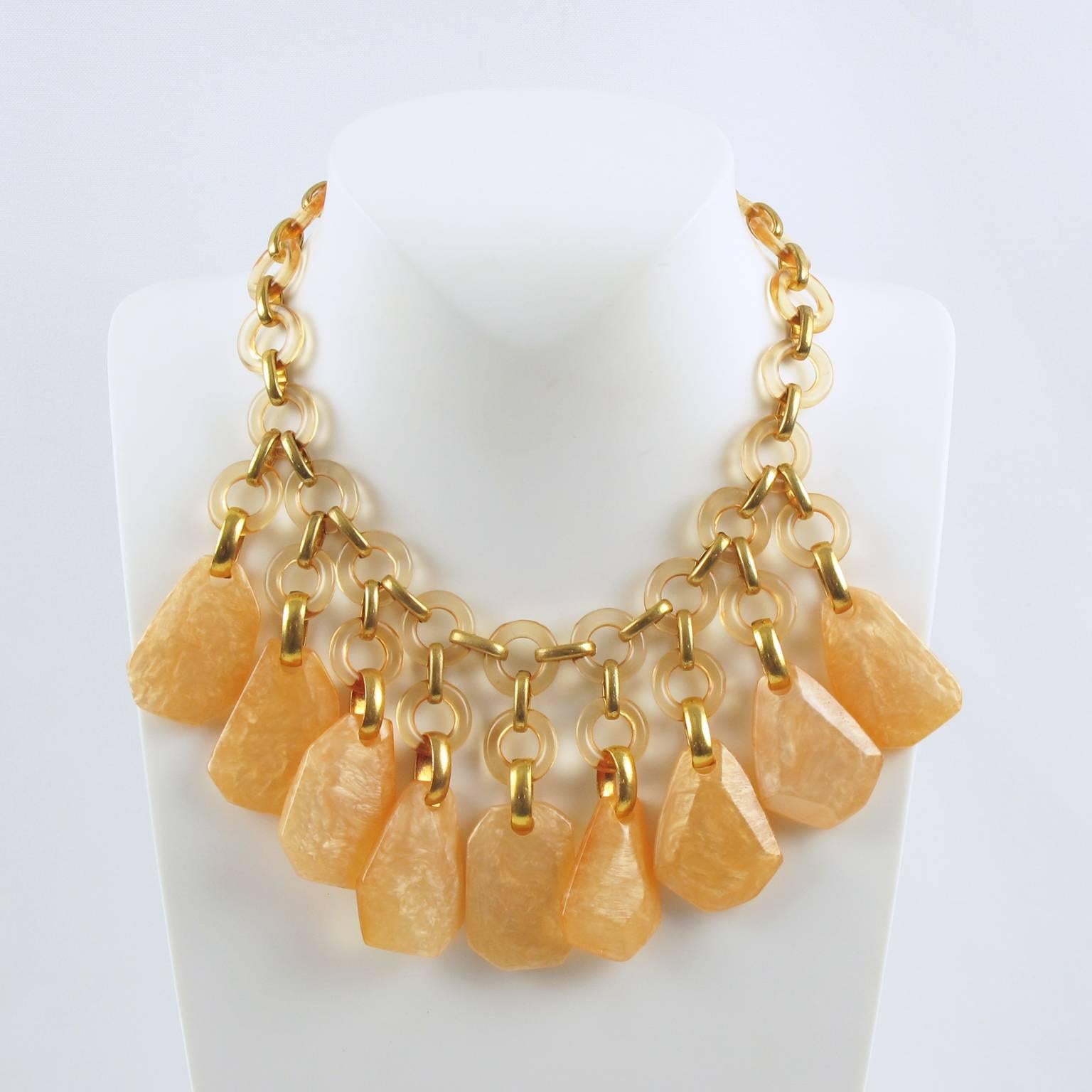 Romantique Dominique Denaive Paris Collier ras du cou en résine signé Breloques couleur abricot