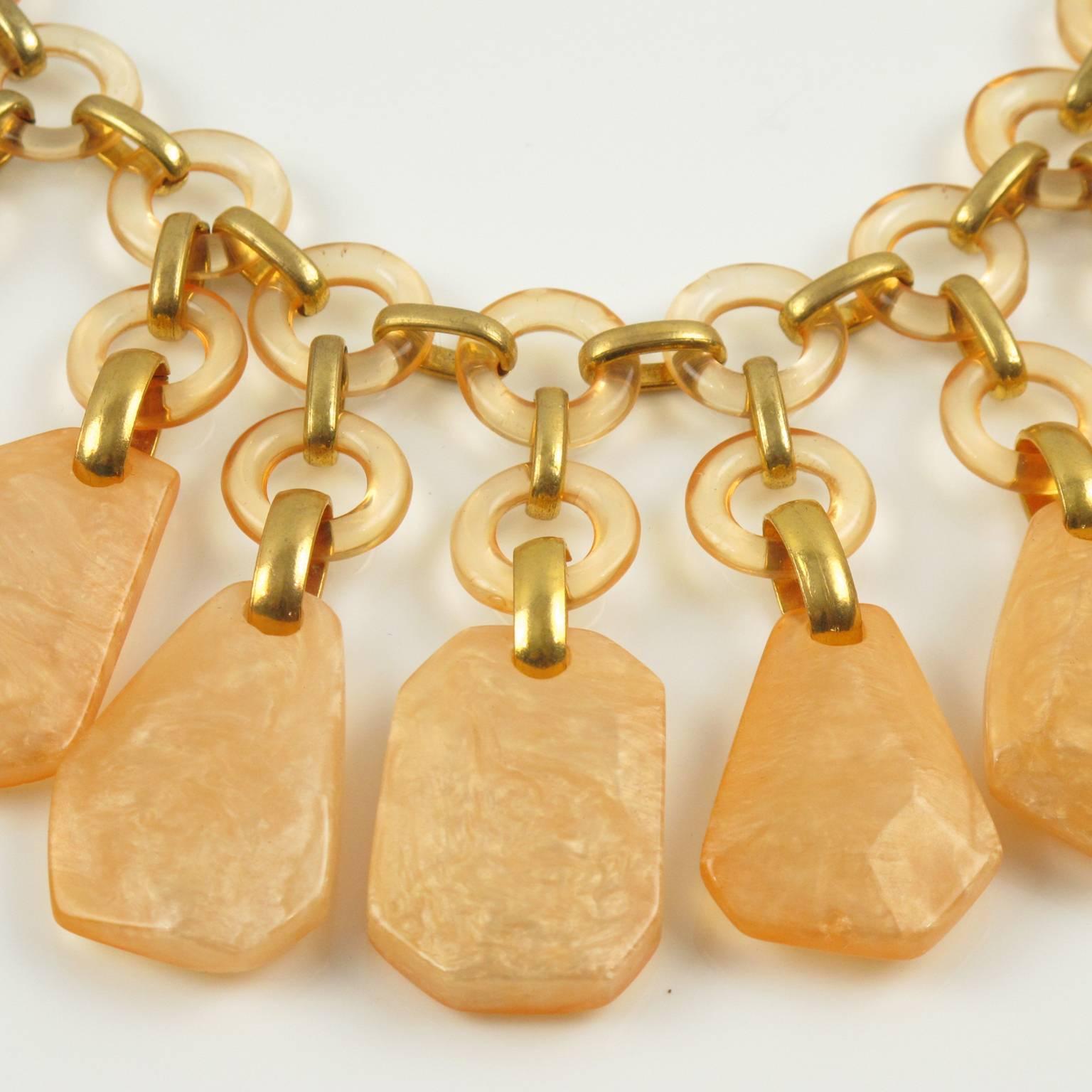 Dominique Denaive Paris Collier ras du cou en résine signé Breloques couleur abricot 1