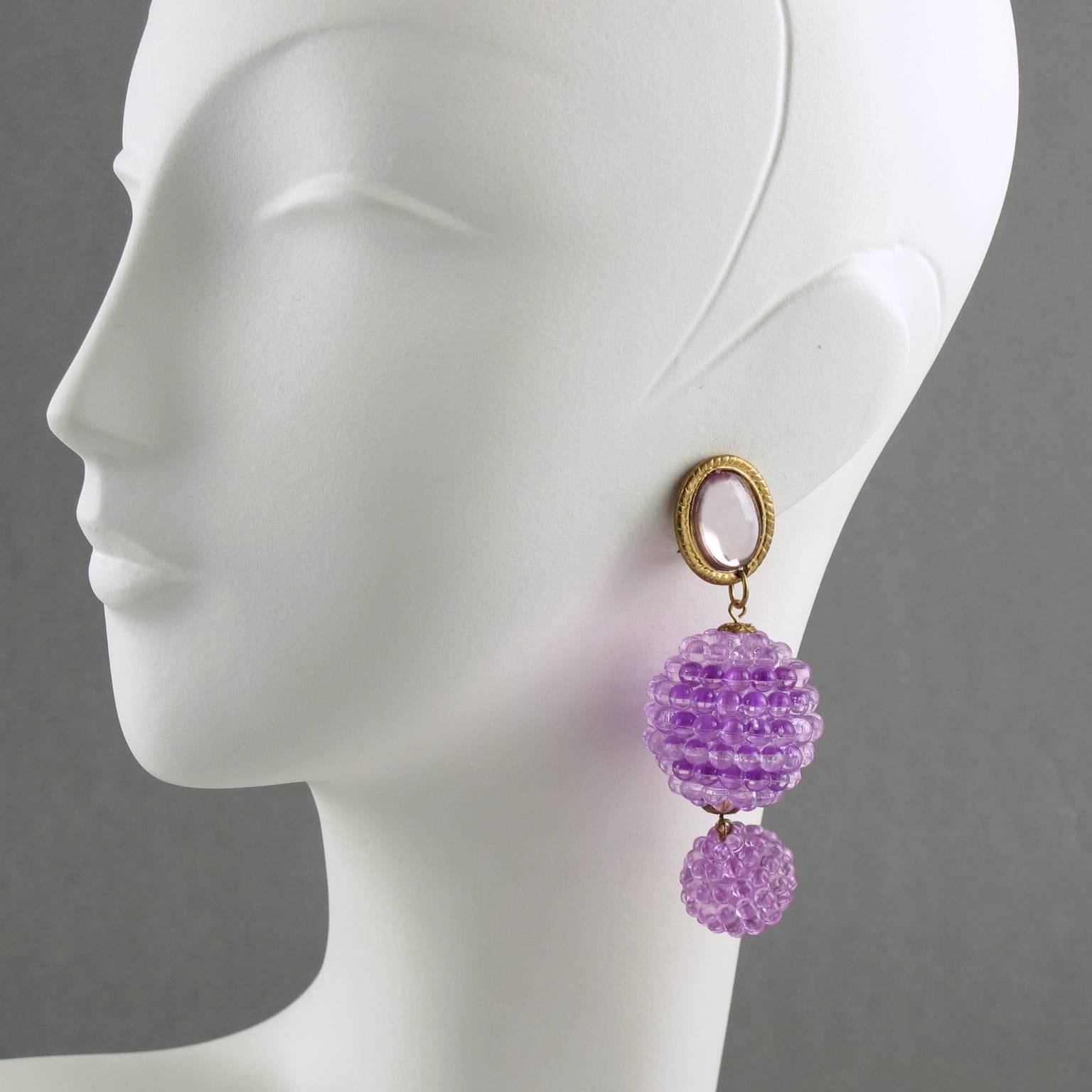 Lovely vintage 1960s dangling clip-on earrings. Very playful design with Lucite beads in transparent lilac purple color all textured. Long dangling shape and gilt metal with purple mirror effect lucite cabochon clip. No visible marking. Excellent
