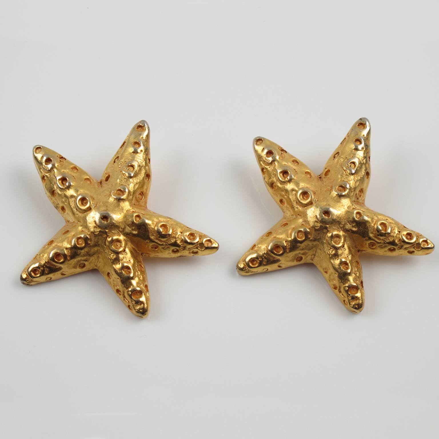 Christian Lacroix Paris Oversized Gilt Metal Starfish Clip on Earrings In Good Condition In Atlanta, GA