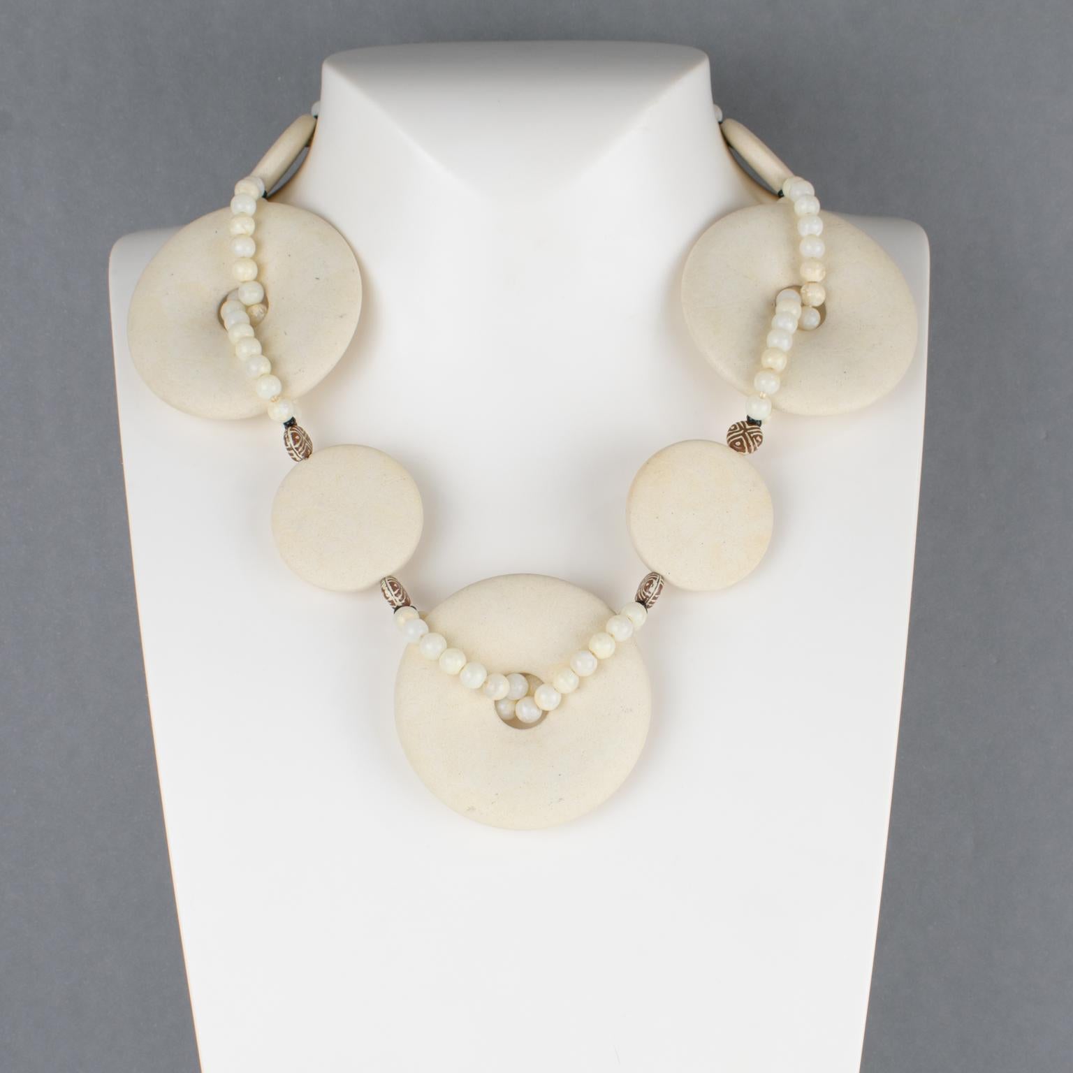 Moderne Angela Caputi Collier ras du cou moderniste Design/One en résine à l'aspect travertin en vente