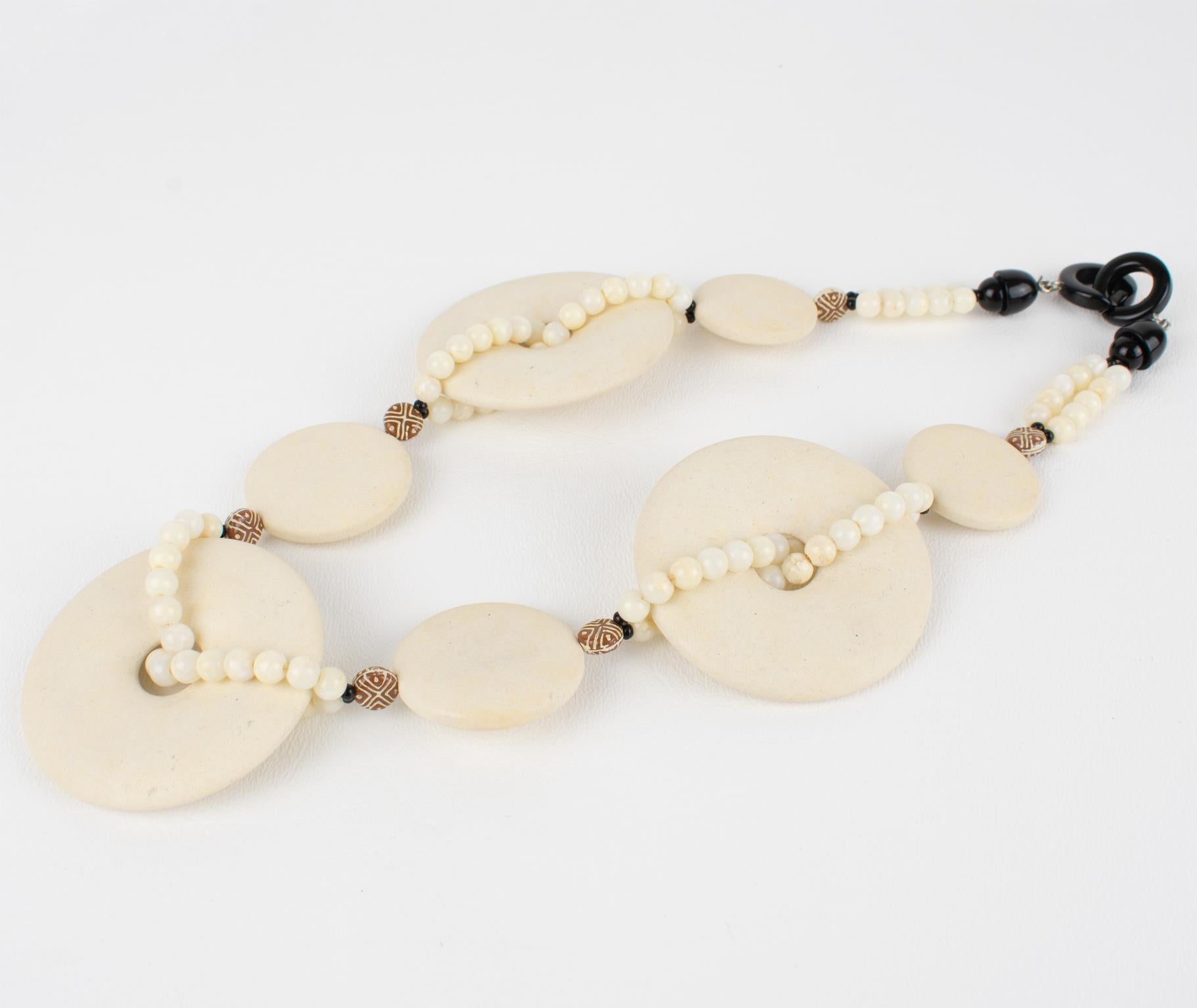 Angela Caputi Collier ras du cou moderniste Design/One en résine à l'aspect travertin en vente 1