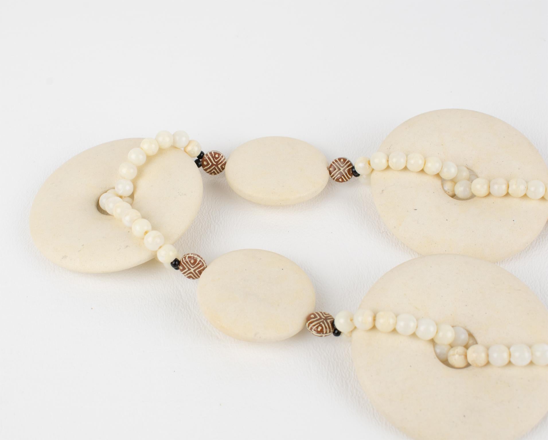 Angela Caputi Collier ras du cou moderniste Design/One en résine à l'aspect travertin en vente 2