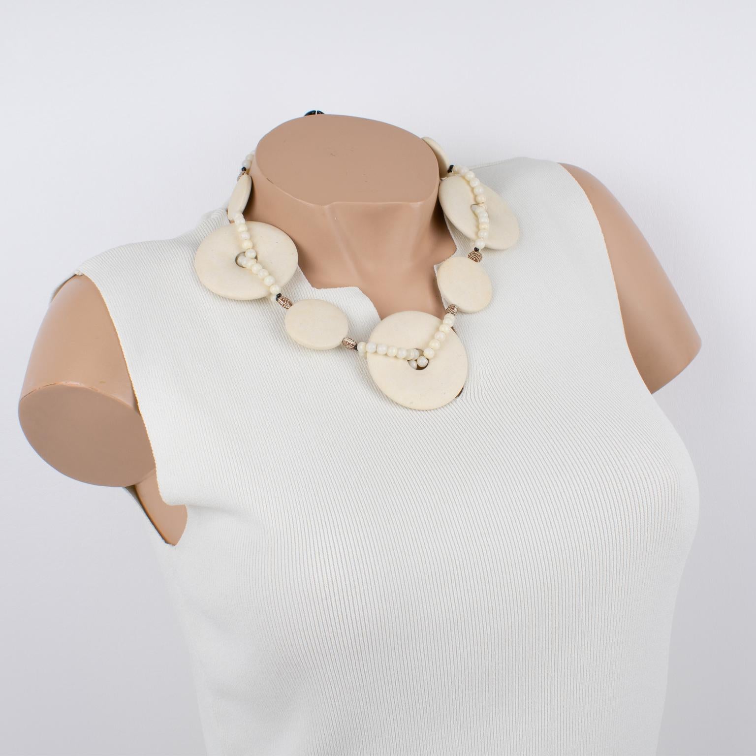 Angela Caputi Collier ras du cou moderniste Design/One en résine à l'aspect travertin Excellent état - En vente à Atlanta, GA