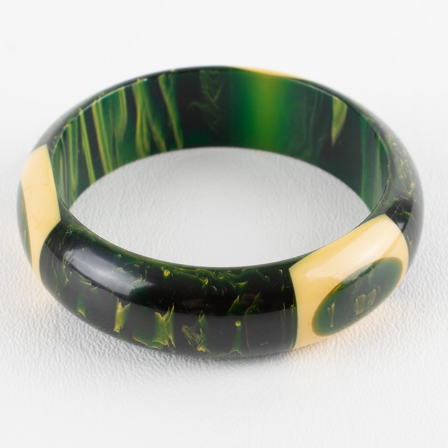 Art déco Belle Kogan Bakelite Bracelet Bangle with Laminated Elongated Dots (bracelet en bakélite avec des points allongés laminés) en vente