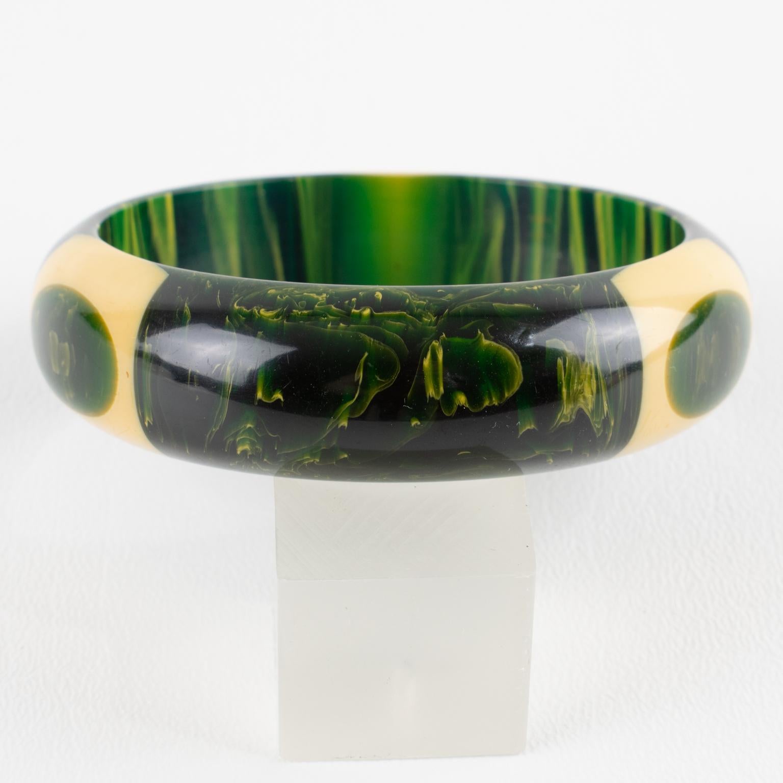 Belle Kogan Bakelite Bracelet Bangle with Laminated Elongated Dots (bracelet en bakélite avec des points allongés laminés) Unisexe en vente