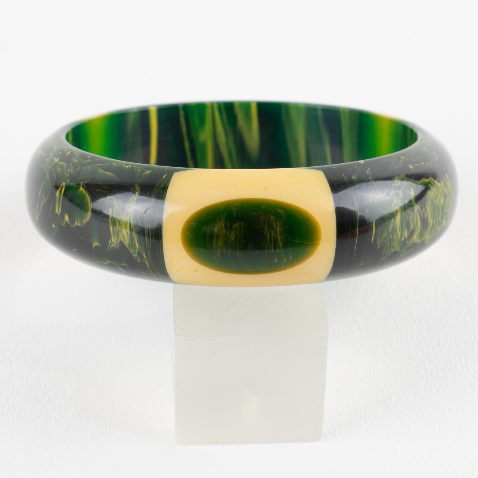 Belle Kogan Bakelite Bracelet Bangle with Laminated Elongated Dots (bracelet en bakélite avec des points allongés laminés) Excellent état - En vente à Atlanta, GA
