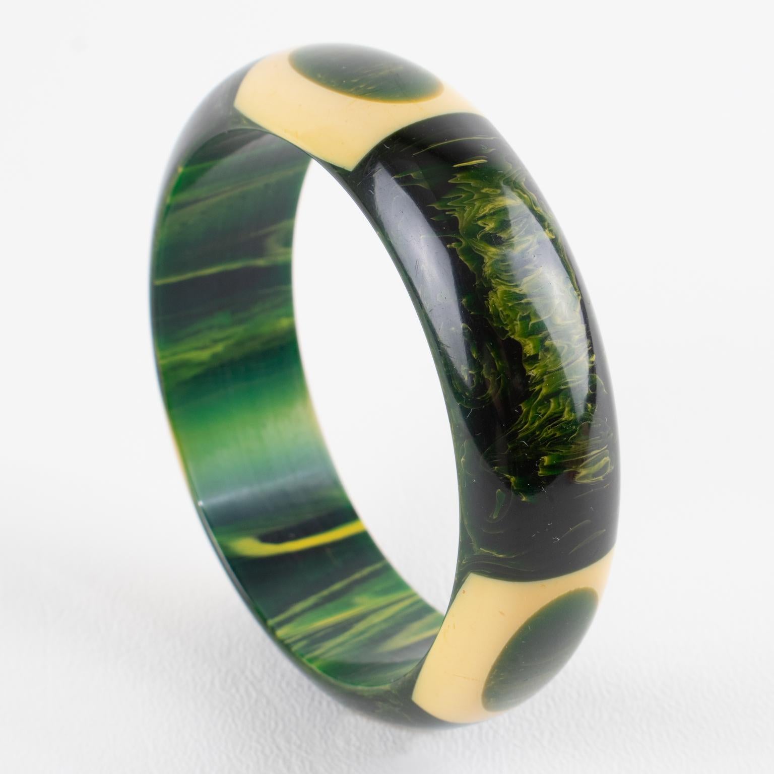 Belle Kogan Bakelite Bracelet Bangle with Laminated Elongated Dots (bracelet en bakélite avec des points allongés laminés) en vente 2