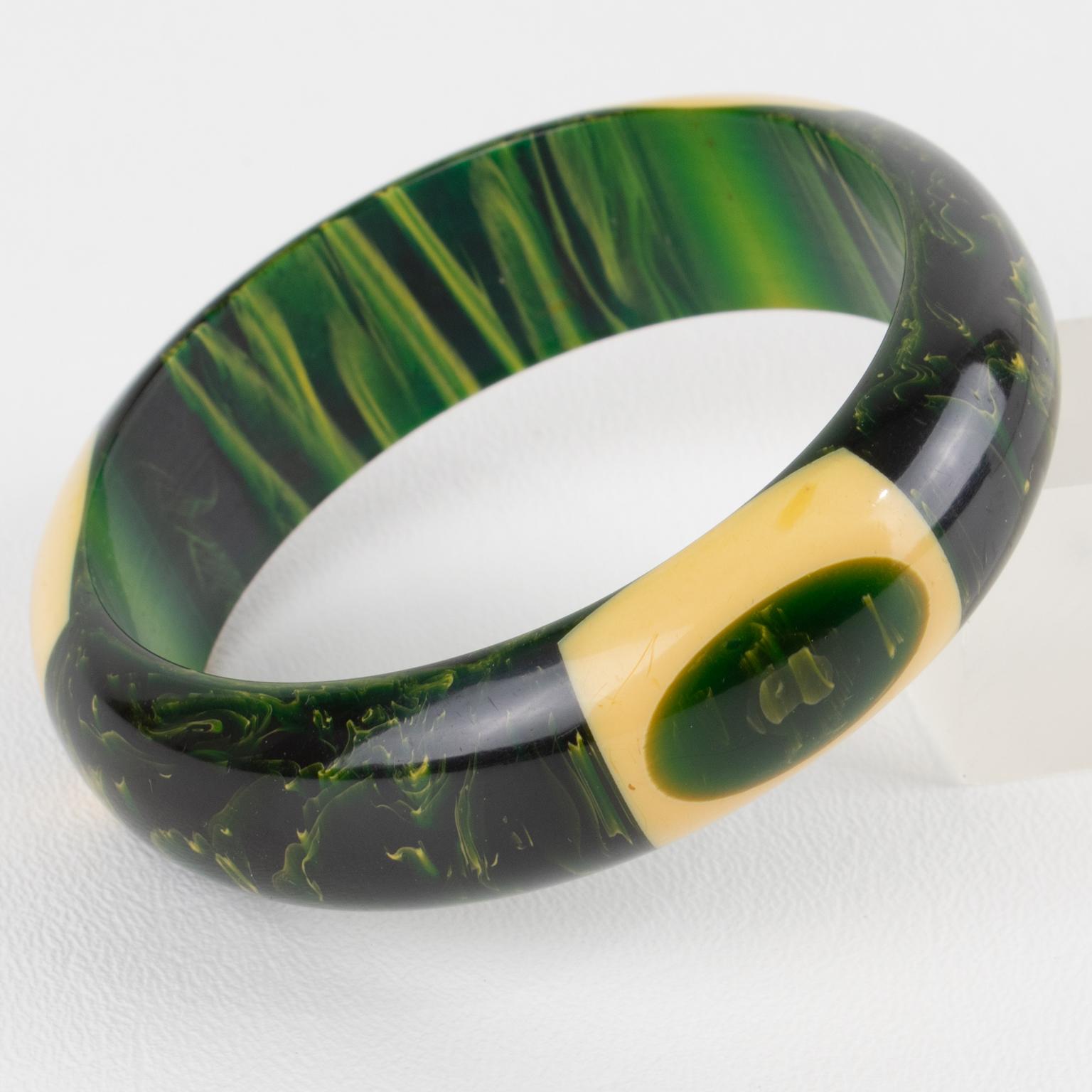 Belle Kogan Bakelite Bracelet Bangle with Laminated Elongated Dots (bracelet en bakélite avec des points allongés laminés) en vente 4