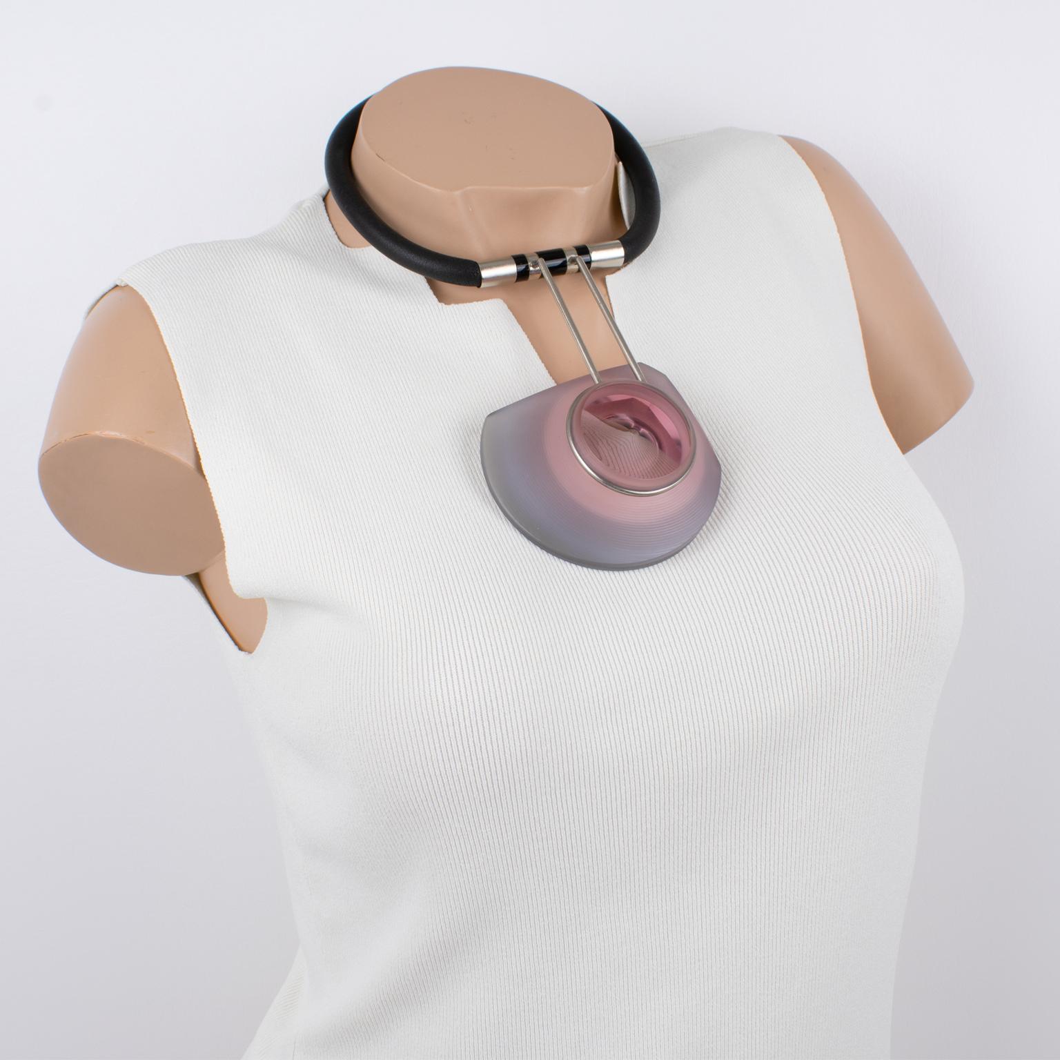 Studio italiano di design pezzo unico Avant Garde Collana in gomma e acrilico In condizioni ottime in vendita a Atlanta, GA