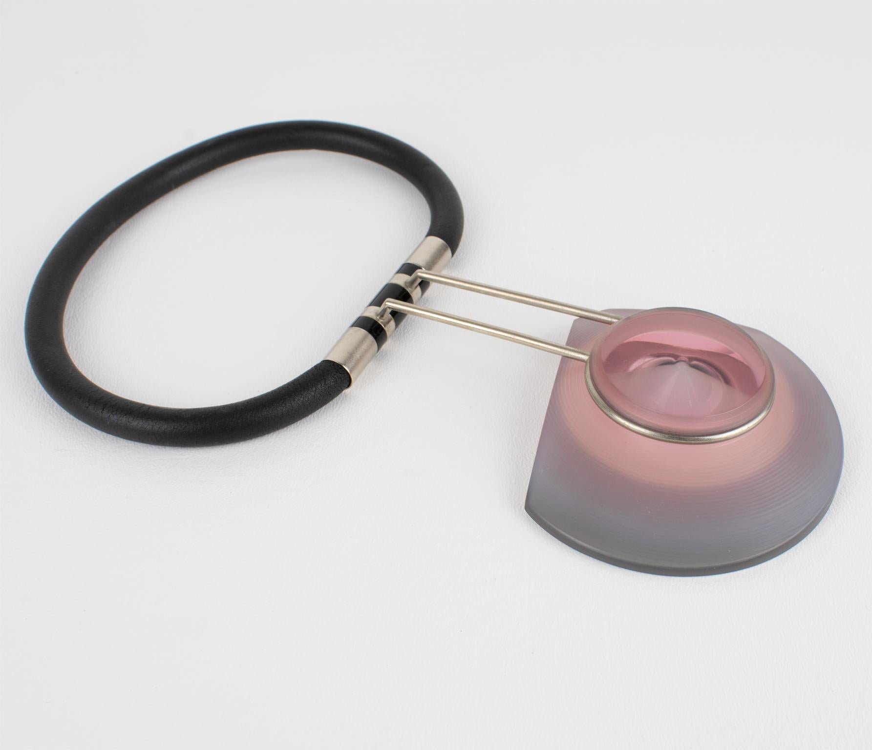 da uomo o donna Studio italiano di design pezzo unico Avant Garde Collana in gomma e acrilico in vendita