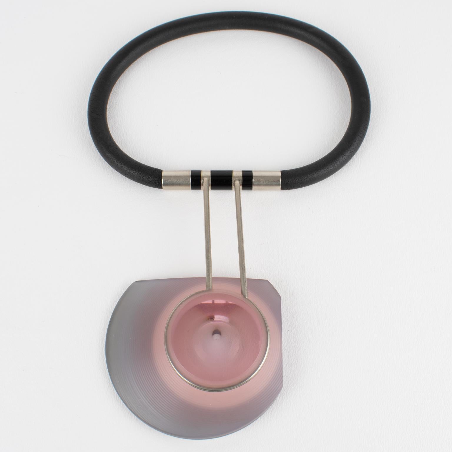 Uno Studio d'artista italiano ha progettato questa rara collana scultorea d'Avant Garde negli anni Ottanta. Questa splendida collana con ciondolo è dotata di un collare tubolare in caucciù nero con una chiusura nascosta all'interno, celata negli