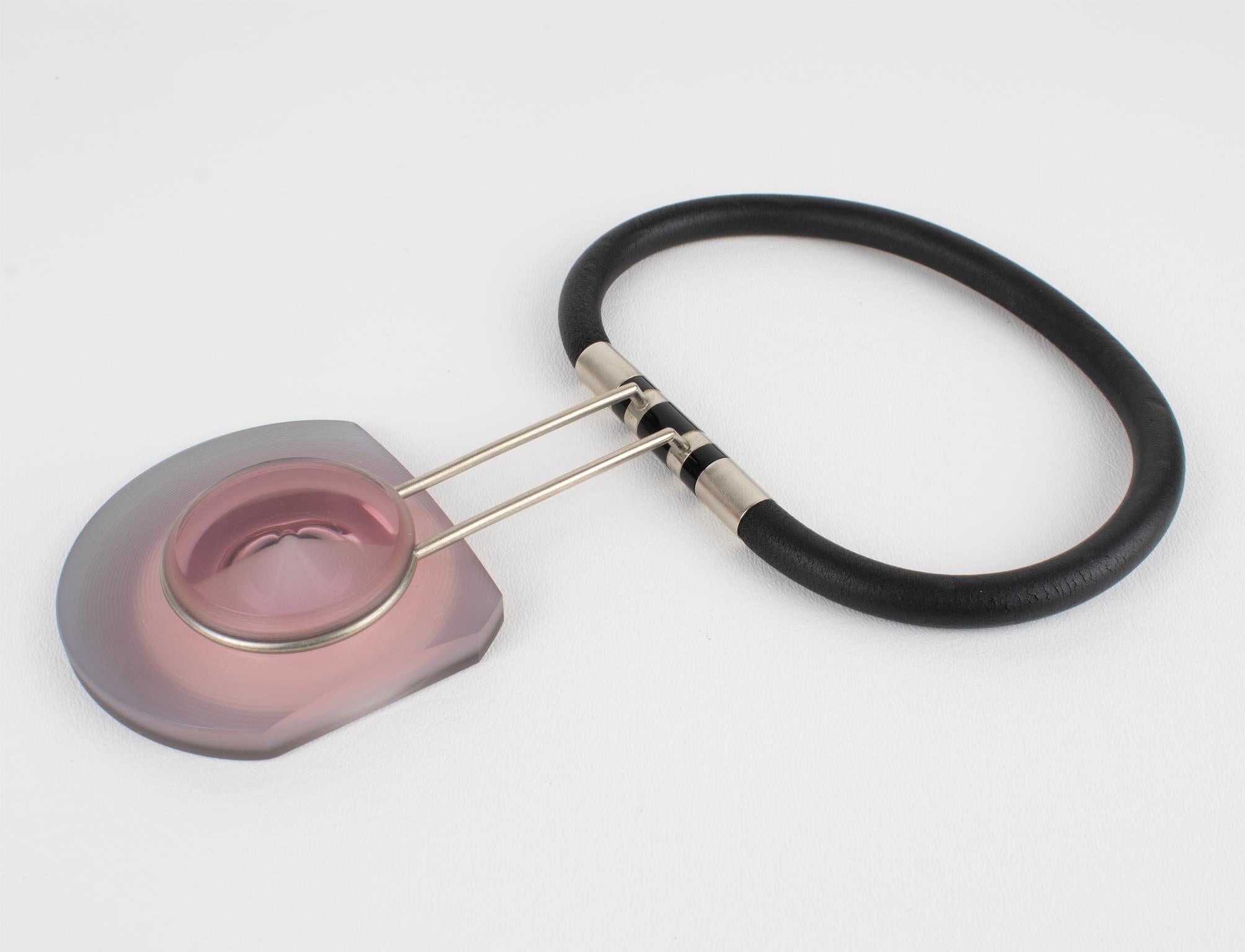 Studio italiano di design pezzo unico Avant Garde Collana in gomma e acrilico in vendita 1