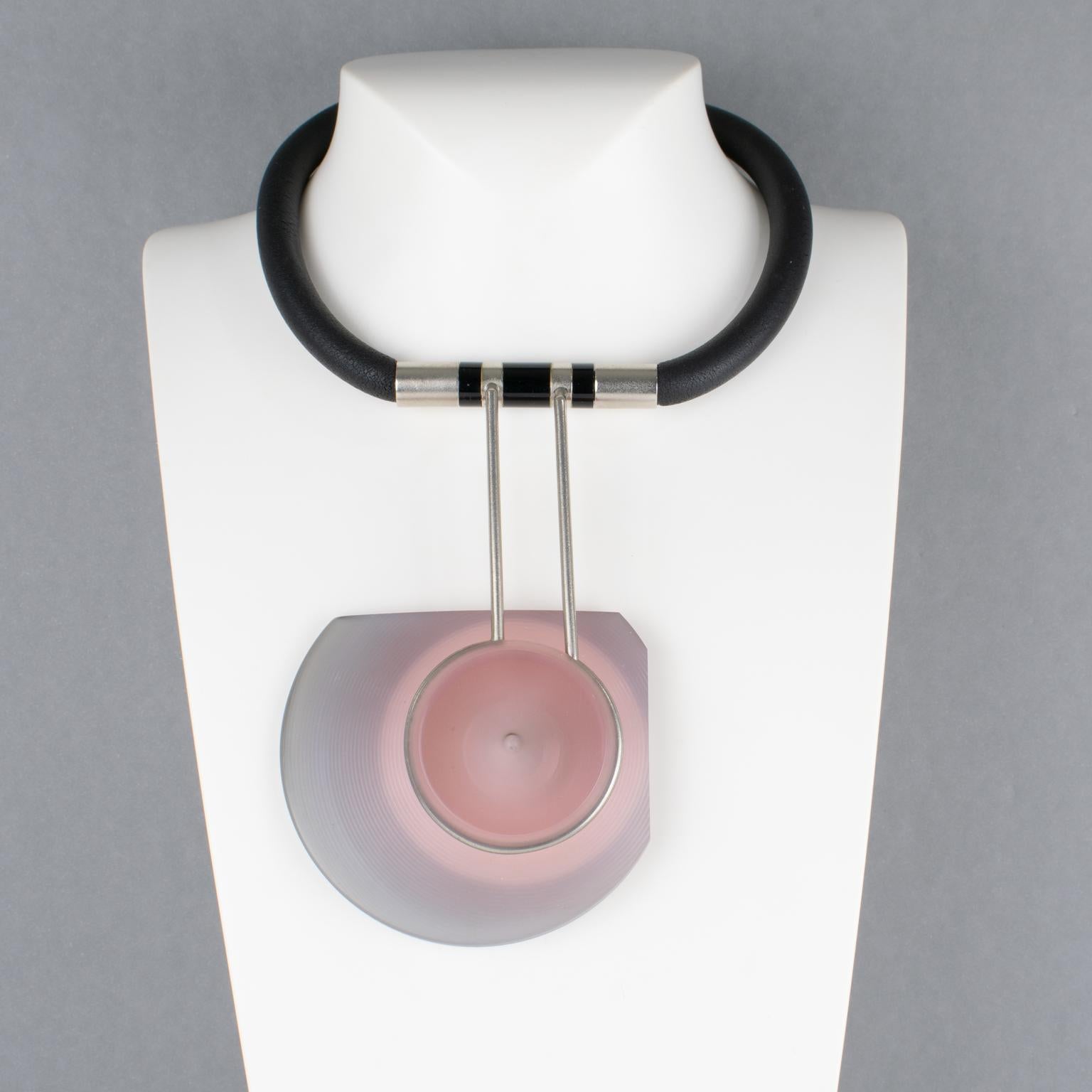 Modernista Studio italiano di design pezzo unico Avant Garde Collana in gomma e acrilico in vendita