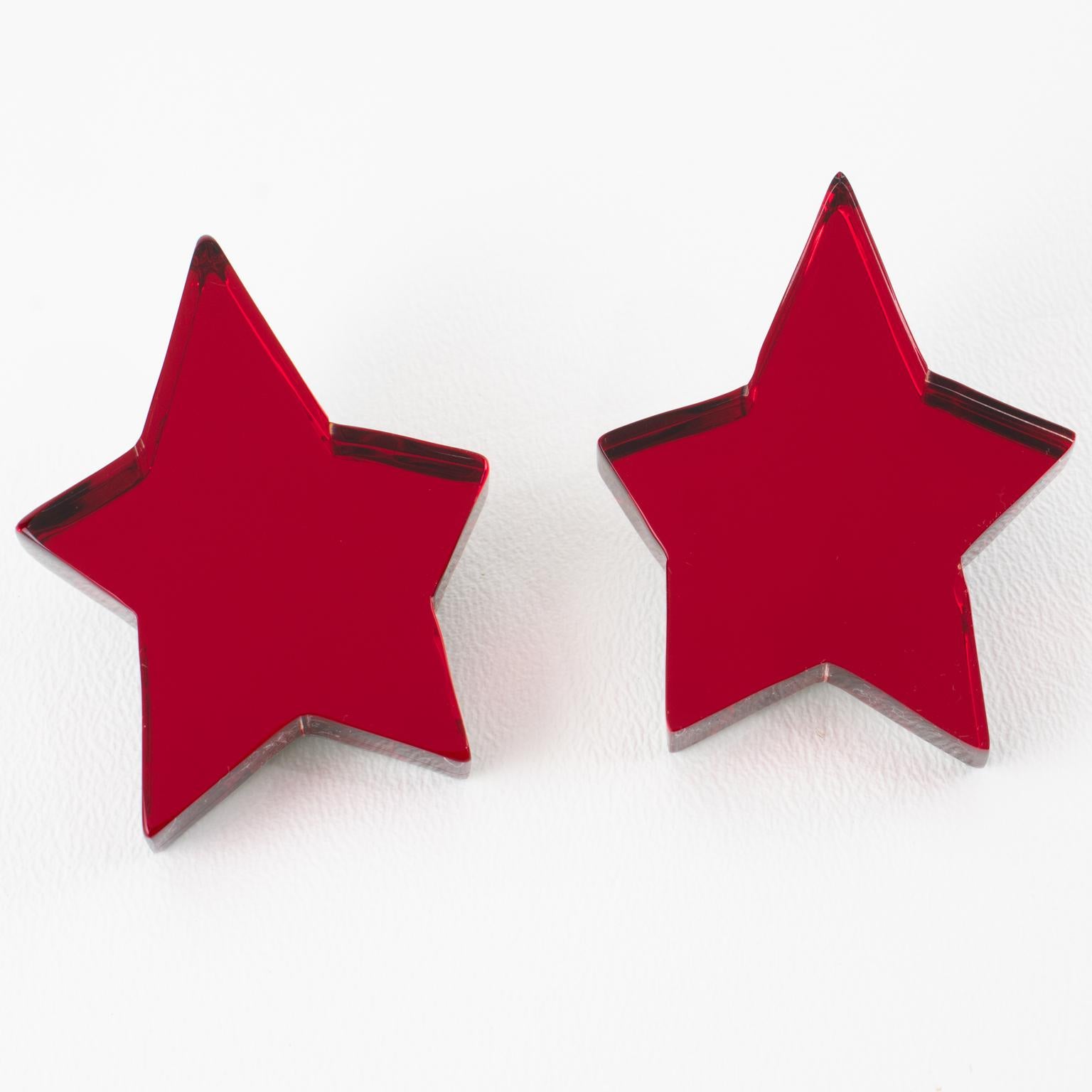 Moderne Kaso - Boucles d'oreilles clip étoile en acrylique lucite rouge sang de boeuf en vente