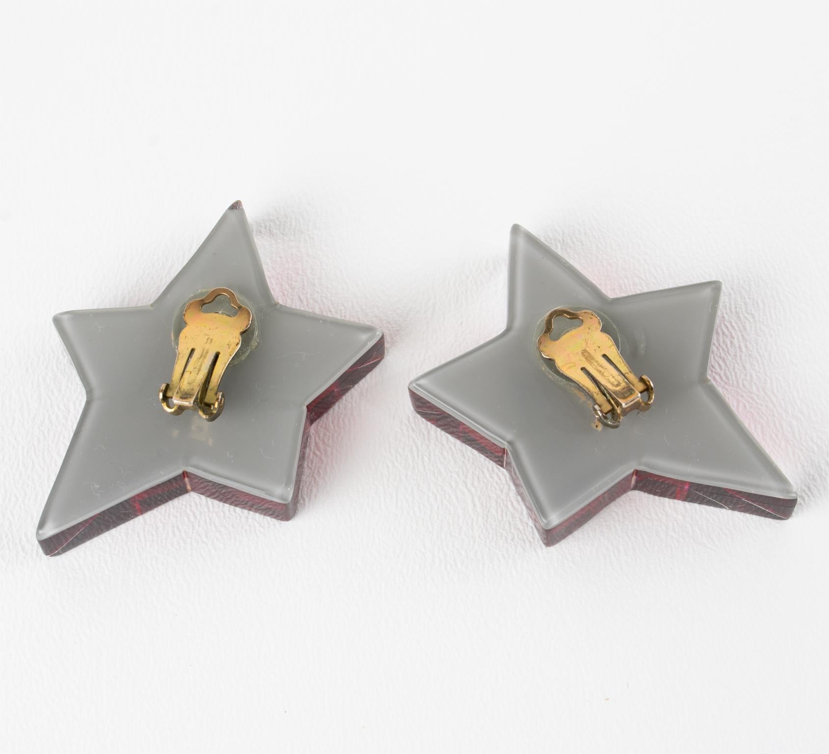 Kaso - Boucles d'oreilles clip étoile en acrylique lucite rouge sang de boeuf Excellent état - En vente à Atlanta, GA