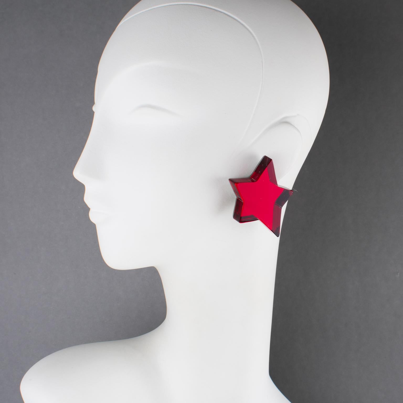 Dans les années 1980, Harriet Bauknight a conçu pour Kaso ces étonnantes boucles d'oreilles surdimensionnées en acrylique Lucite. La forme étoilée présente une couche dimensionnelle d'un rouge sang-de-bœuf éclatant et un motif texturé en miroir. La