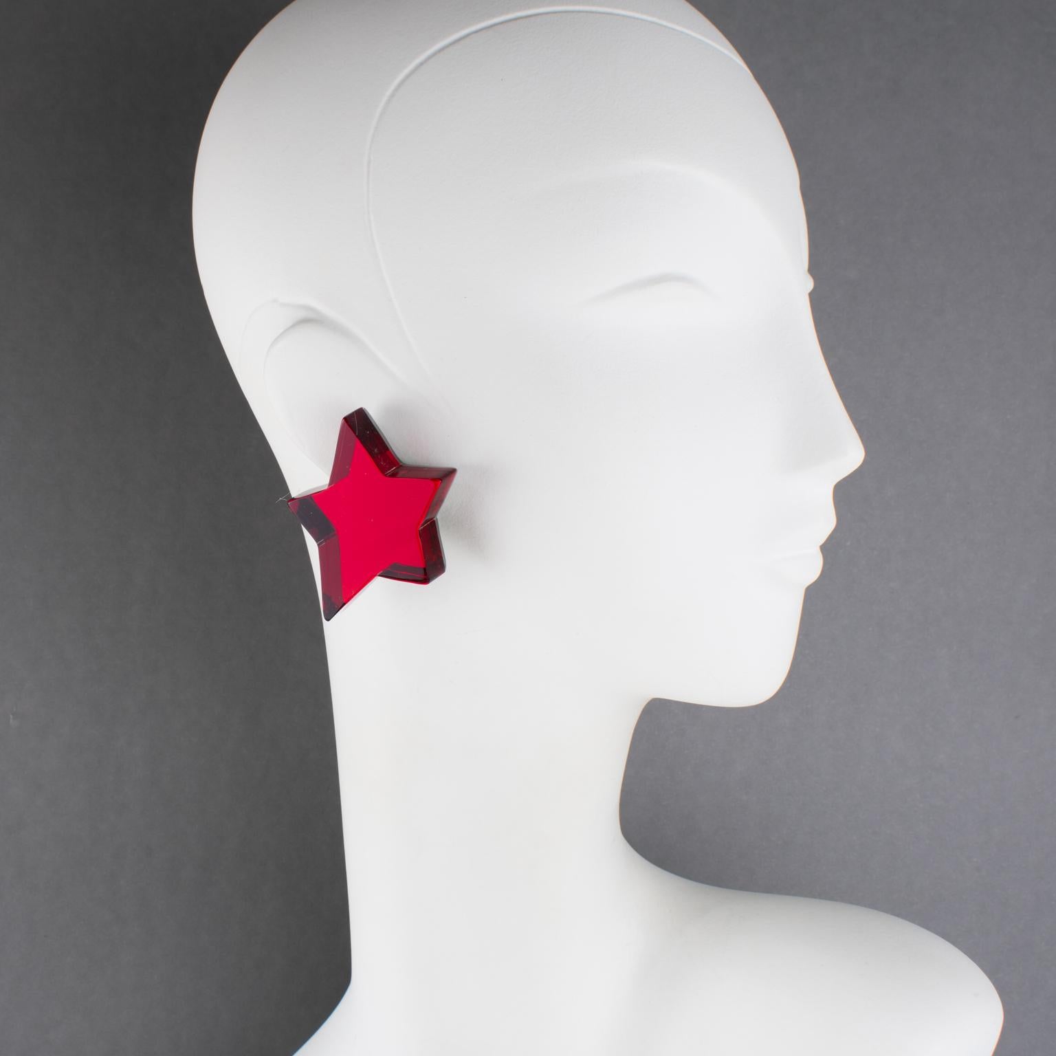 Kaso - Boucles d'oreilles clip étoile en acrylique lucite rouge sang de boeuf en vente 2