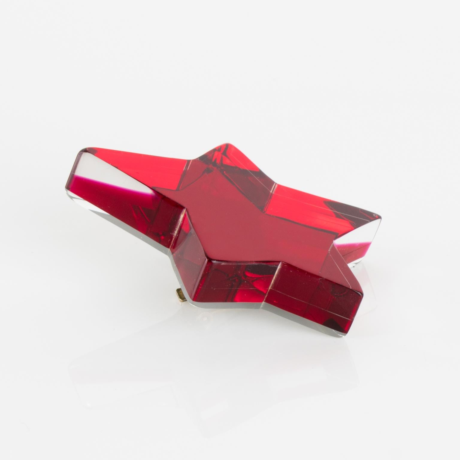 Kaso - Boucles d'oreilles clip étoile en acrylique lucite rouge sang de boeuf en vente 1