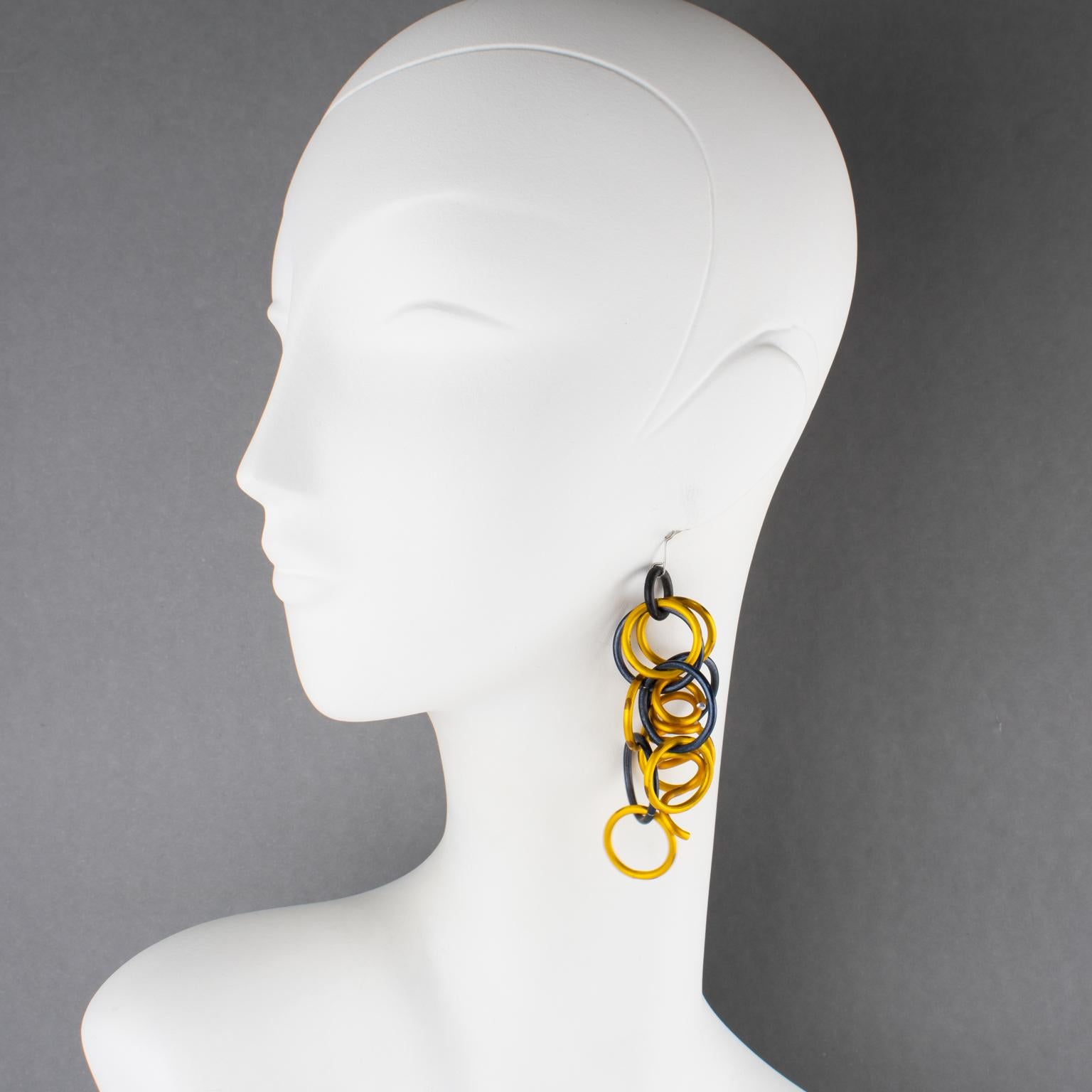David Spada, New York, ha disegnato questi incredibili orecchini pendenti. Questi pezzi sono caratterizzati da un giocoso design anni '80 in stile Space AGE, con elementi penzolanti, articolati e arrotolati a spirale, completati da anelli di