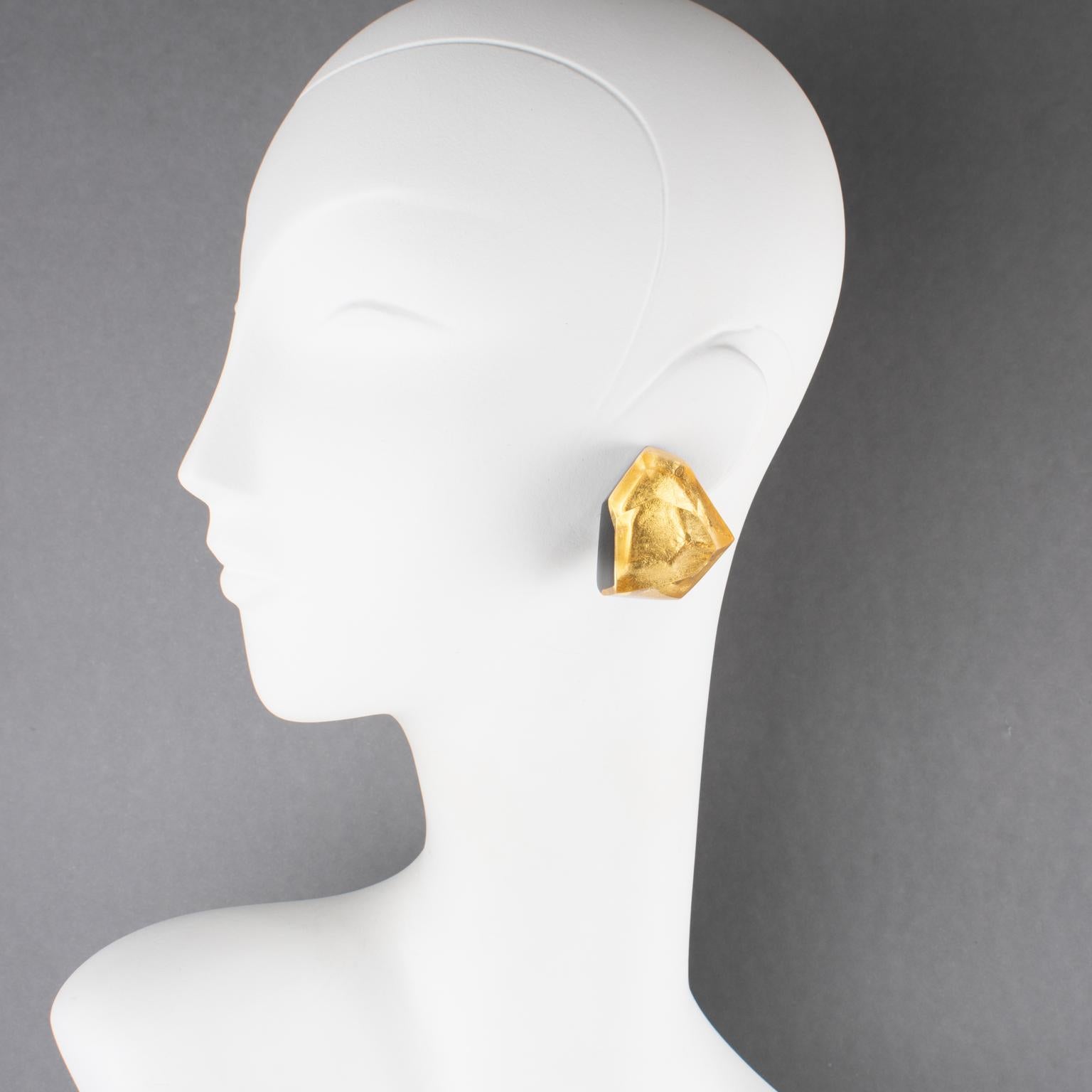 Moderniste Boucles d'oreilles à clip en résine noire et feuille d'or Monies Massive en vente