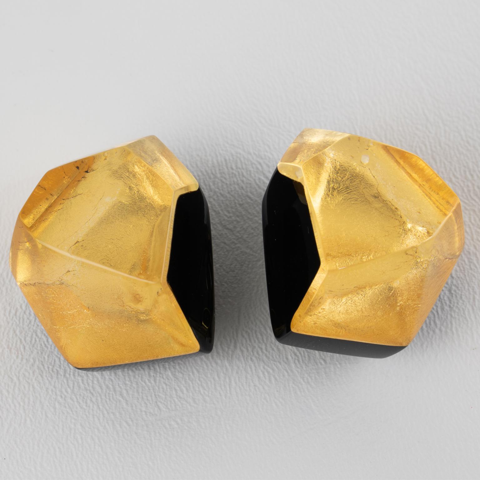 Boucles d'oreilles à clip en résine noire et feuille d'or Monies Massive Excellent état - En vente à Atlanta, GA