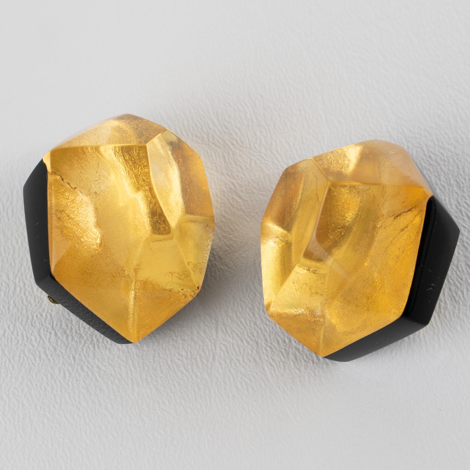 Boucles d'oreilles à clip en résine noire et feuille d'or Monies Massive en vente 1