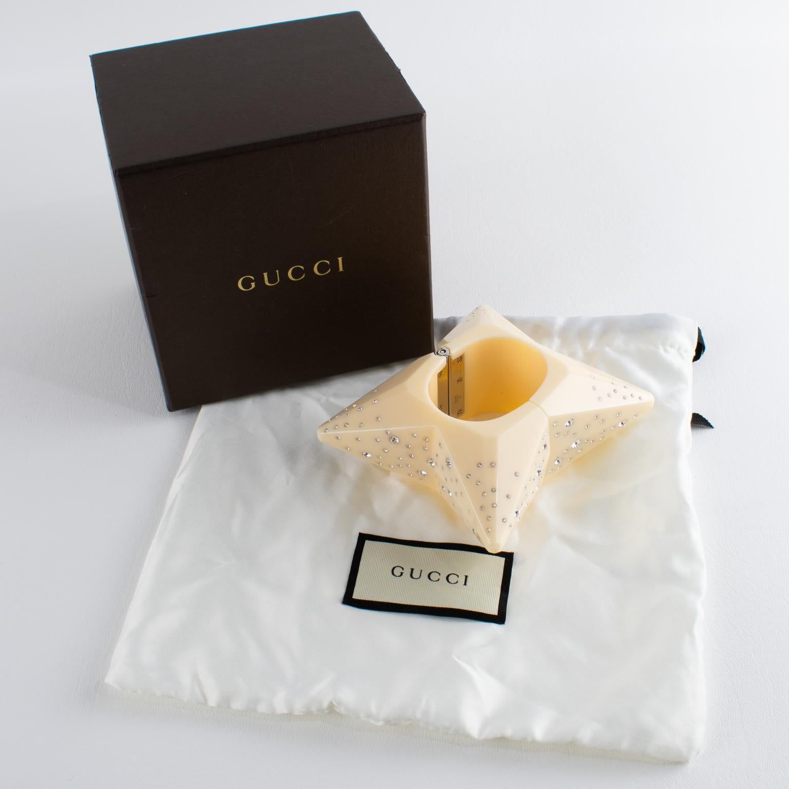 Alessandro Michéle ha disegnato questo spettacolare bracciale Gucci per la collezione Gucci Autunno/Inverno 2020. Questo raro bracciale clamper presenta un design a forma di stella in un delicato colore avorio-crema. Il pezzo è impreziosito da una