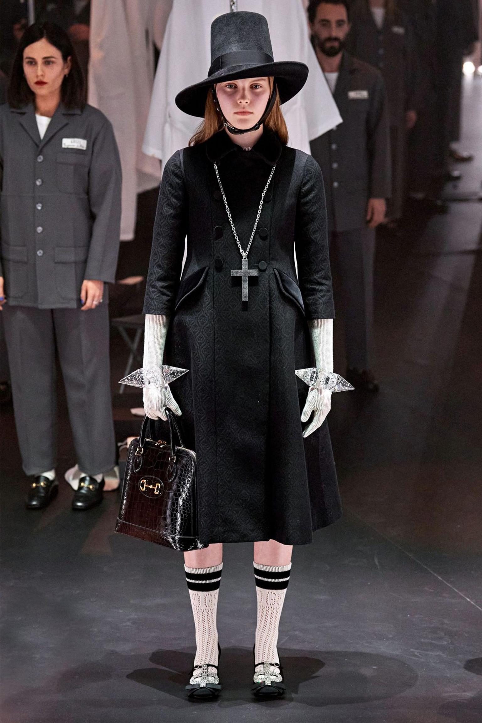 Gucci Bracciale Bangle Stella Jewell in acrilico crema Collezione Runway 2020 in vendita 15