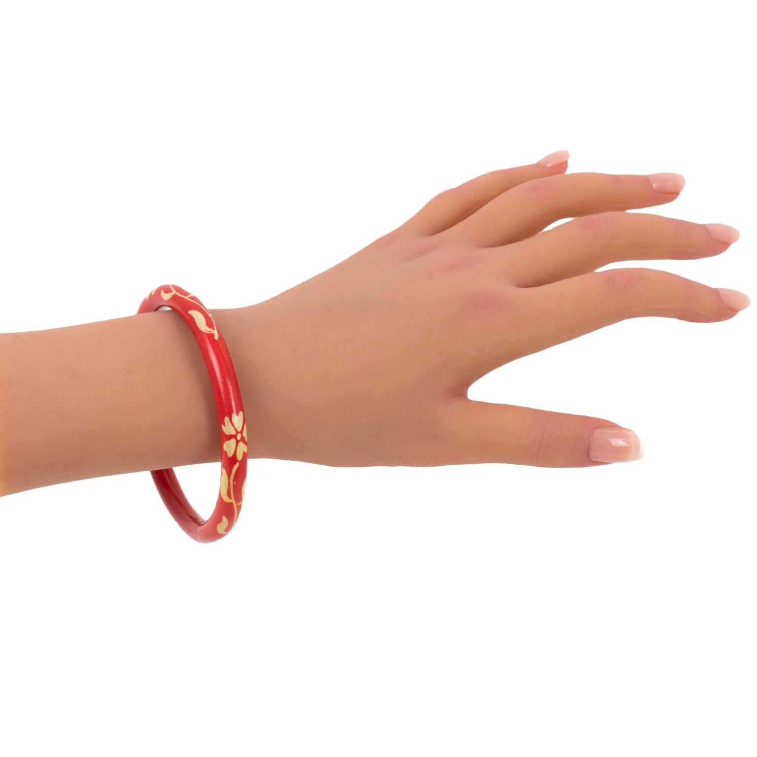 Bracelet jonc Art déco français en celluloïd rouge avec motif floral blanc en vente 3