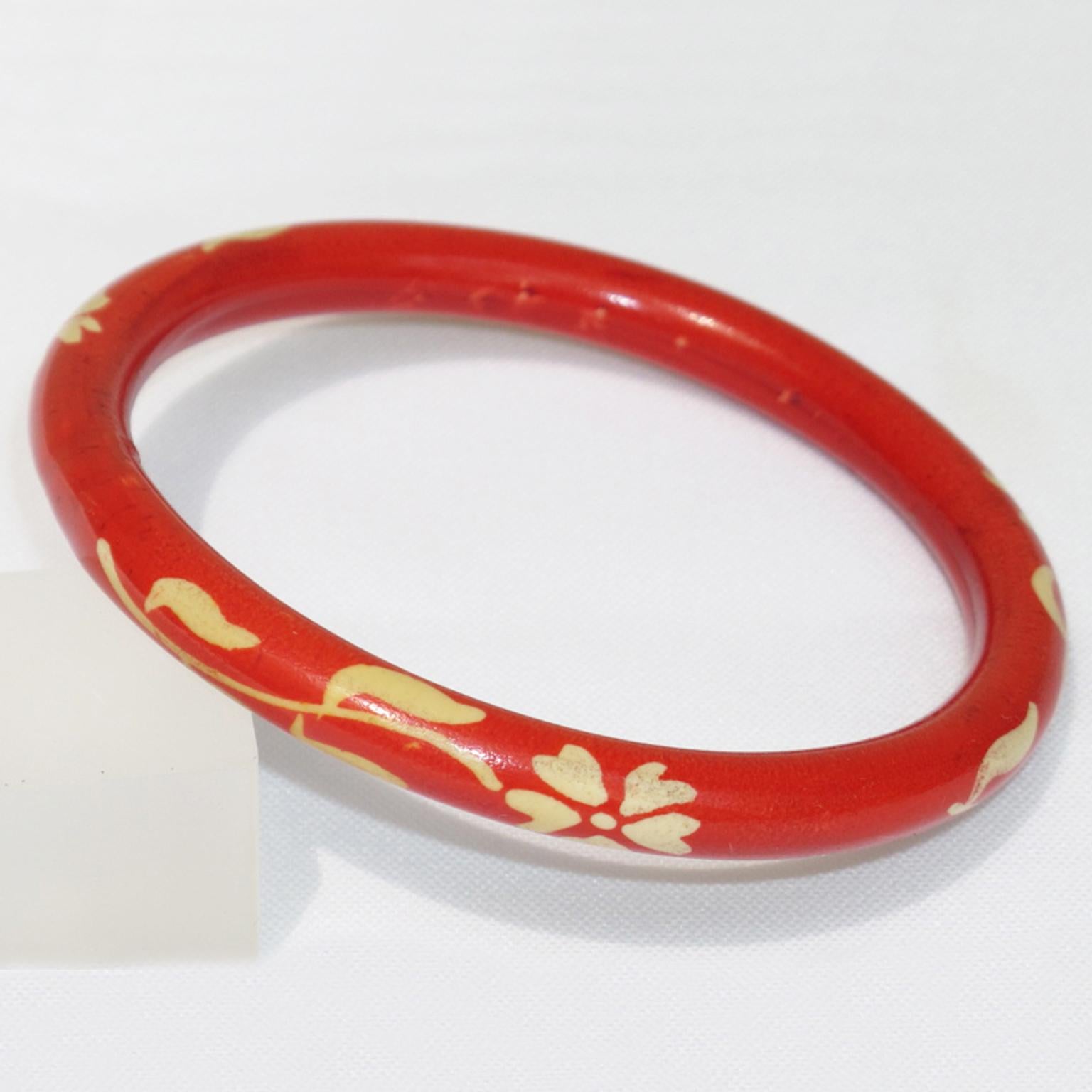 Bracelet jonc Art déco français en celluloïd rouge avec motif floral blanc en vente 4